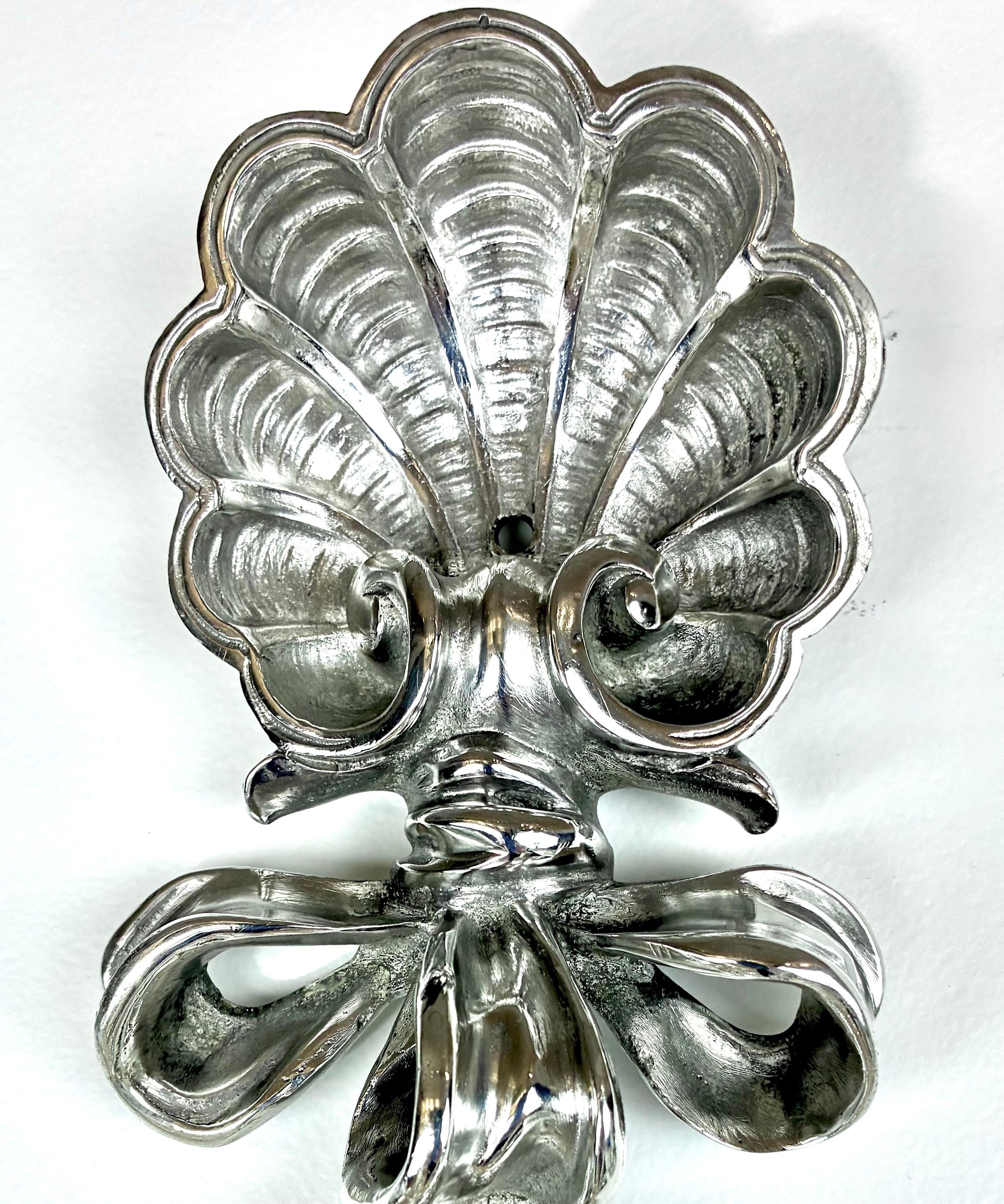 Gran e impresionante pareja de apliques plateados con motivos de hojas de roble de E. F. Caldwell en venta 2