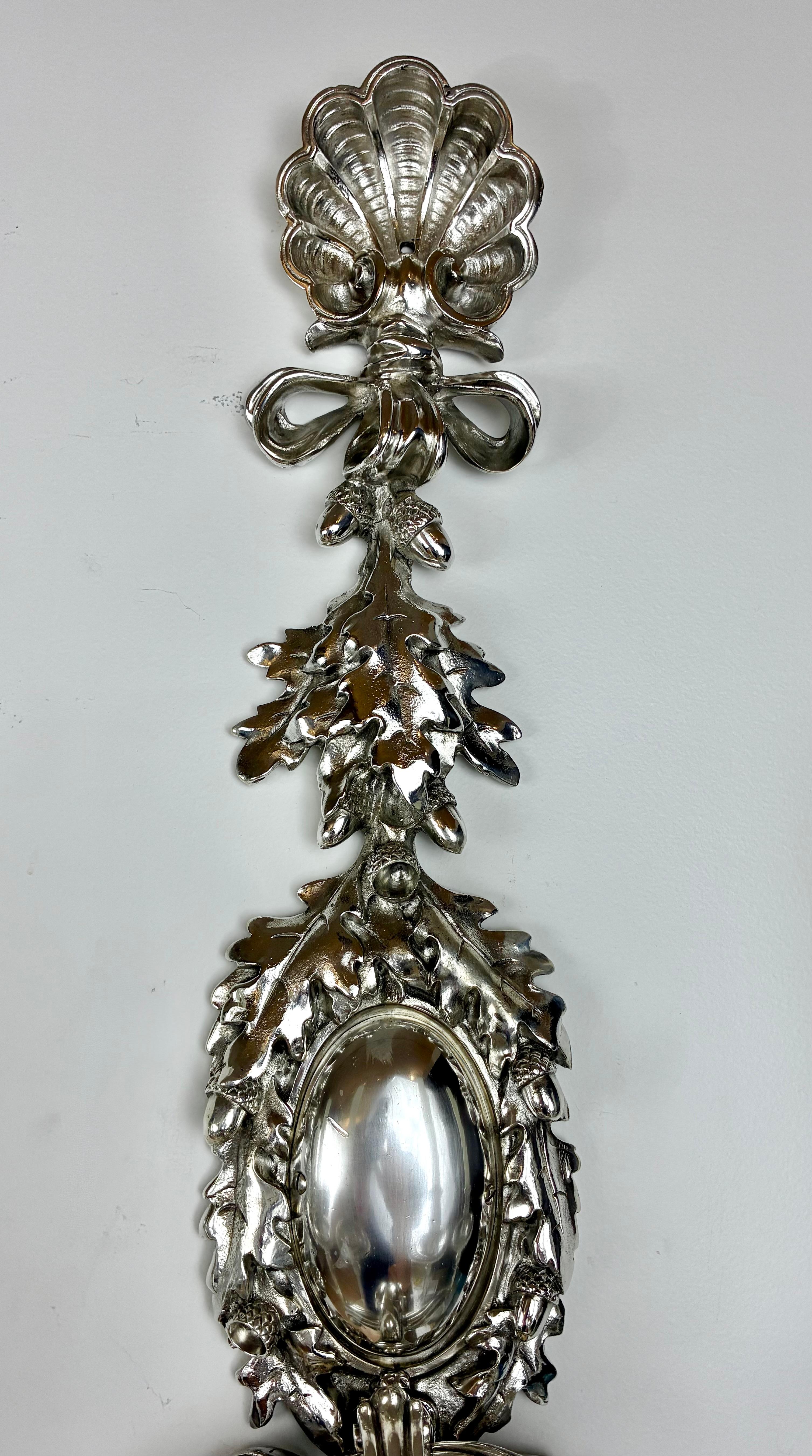 Gran e impresionante pareja de apliques plateados con motivos de hojas de roble de E. F. Caldwell en venta 4