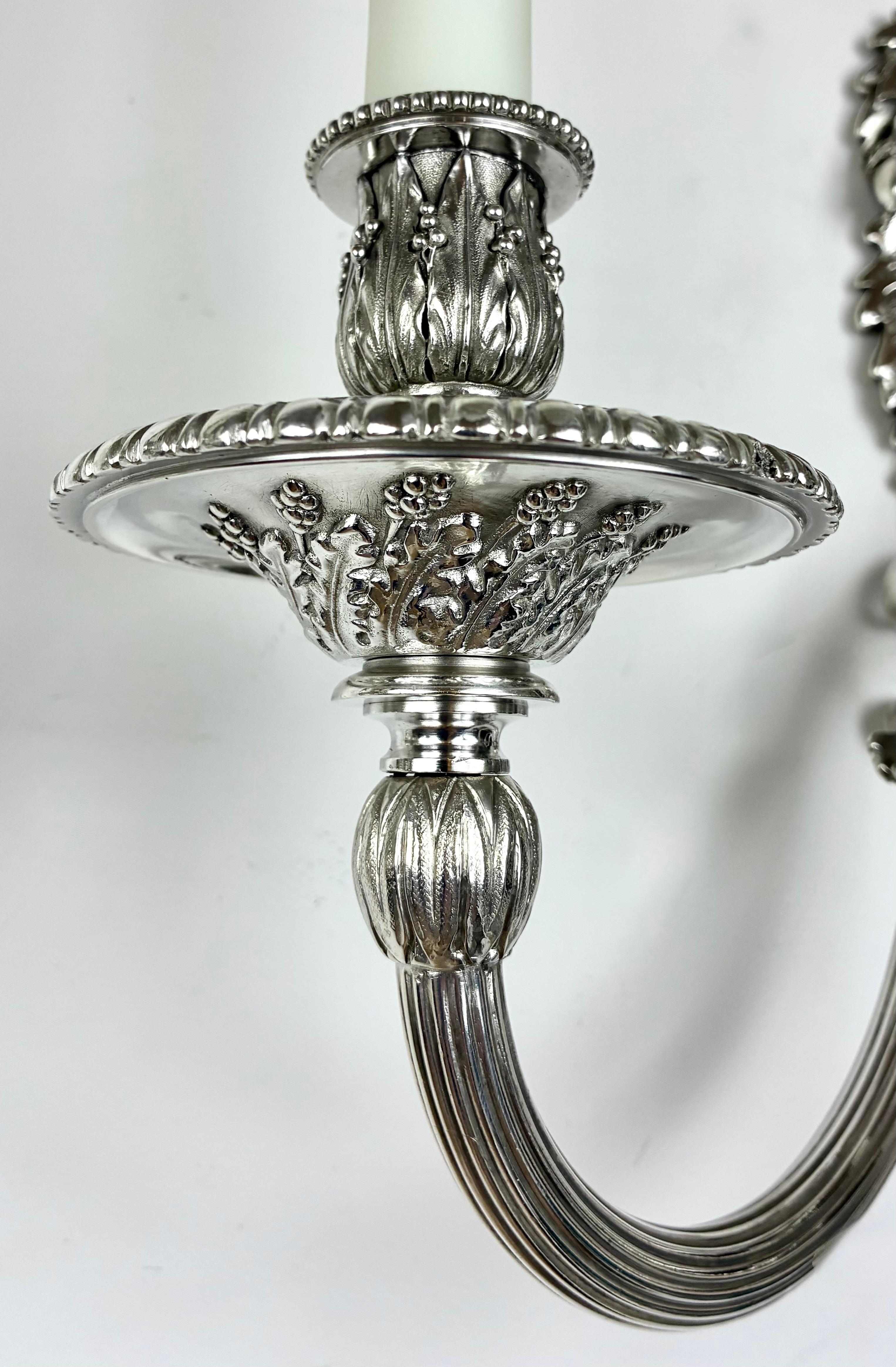 Gran e impresionante pareja de apliques plateados con motivos de hojas de roble de E. F. Caldwell Georgiano en venta