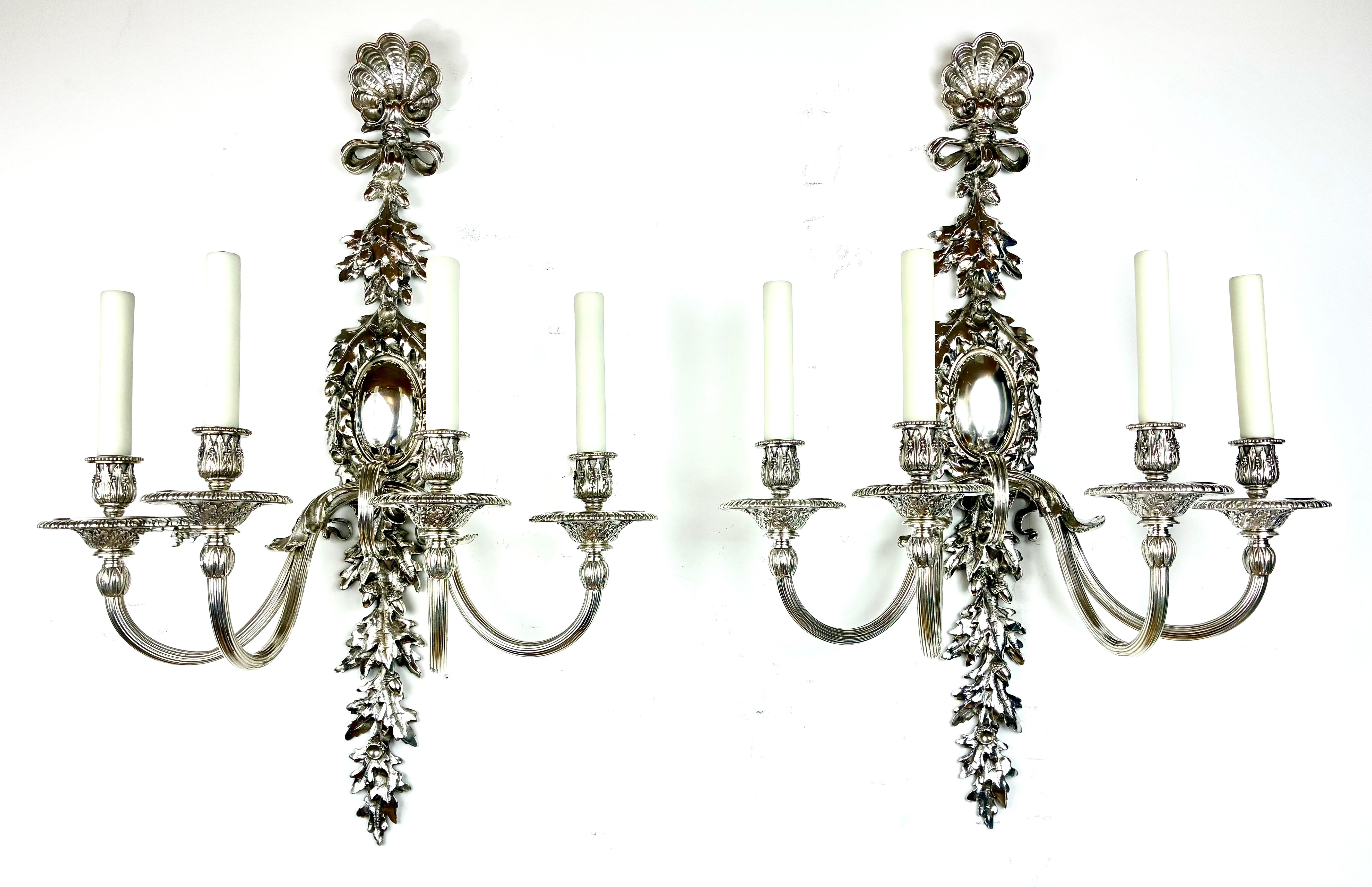 Gran e impresionante pareja de apliques plateados con motivos de hojas de roble de E. F. Caldwell Estadounidense en venta