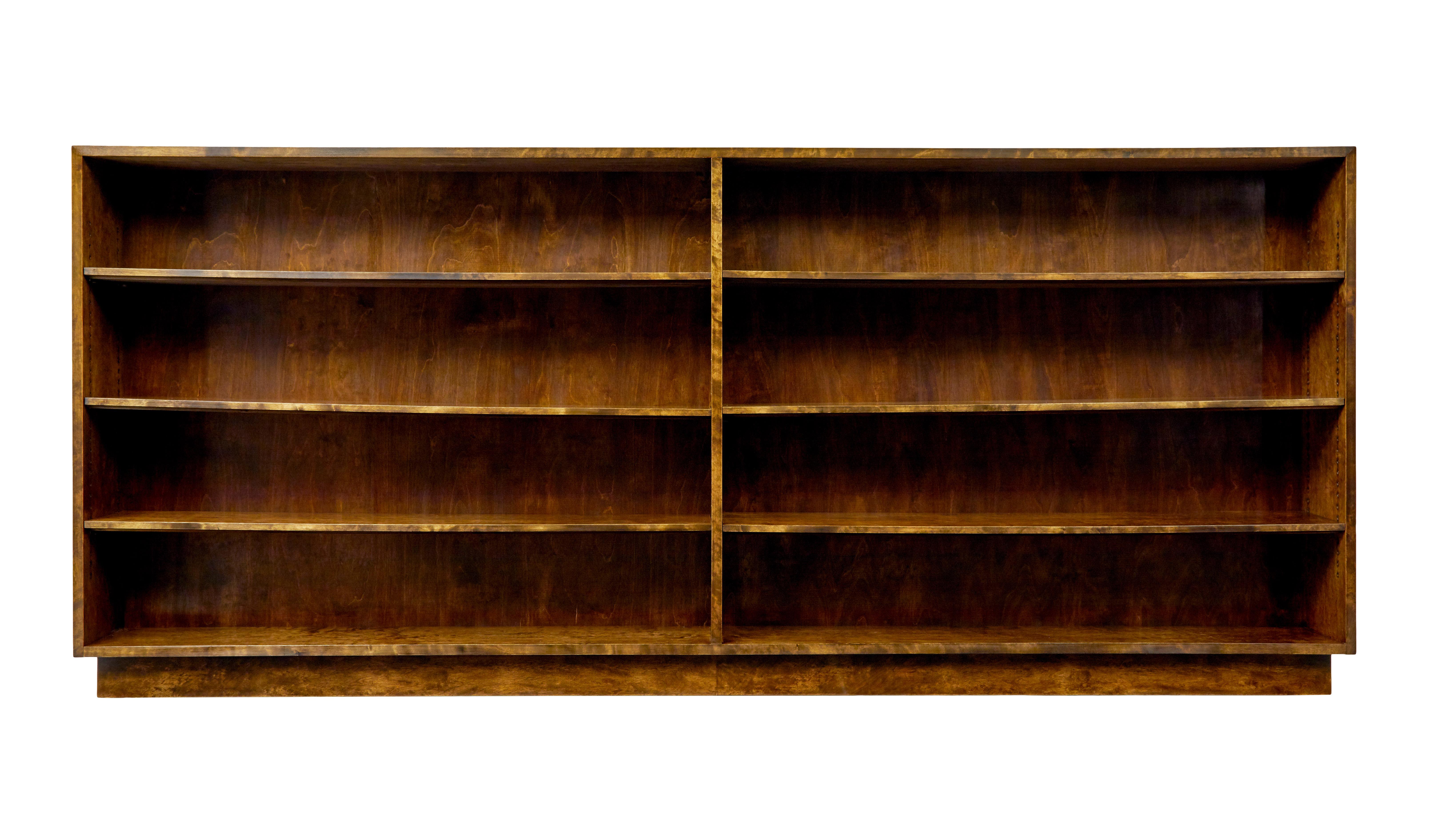 Großes und beeindruckendes offenes schwedisches Bücherregal aus dunkler Birke, um 1950.

Wir freuen uns, dieses Bücherregal von großen Proportionen, die bei knapp über 9 Meter lang misst bieten.

Soeben in unserer Werkstatt komplett überarbeitet,