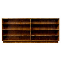 Gran e impresionante librería abierta sueca de abedul oscuro