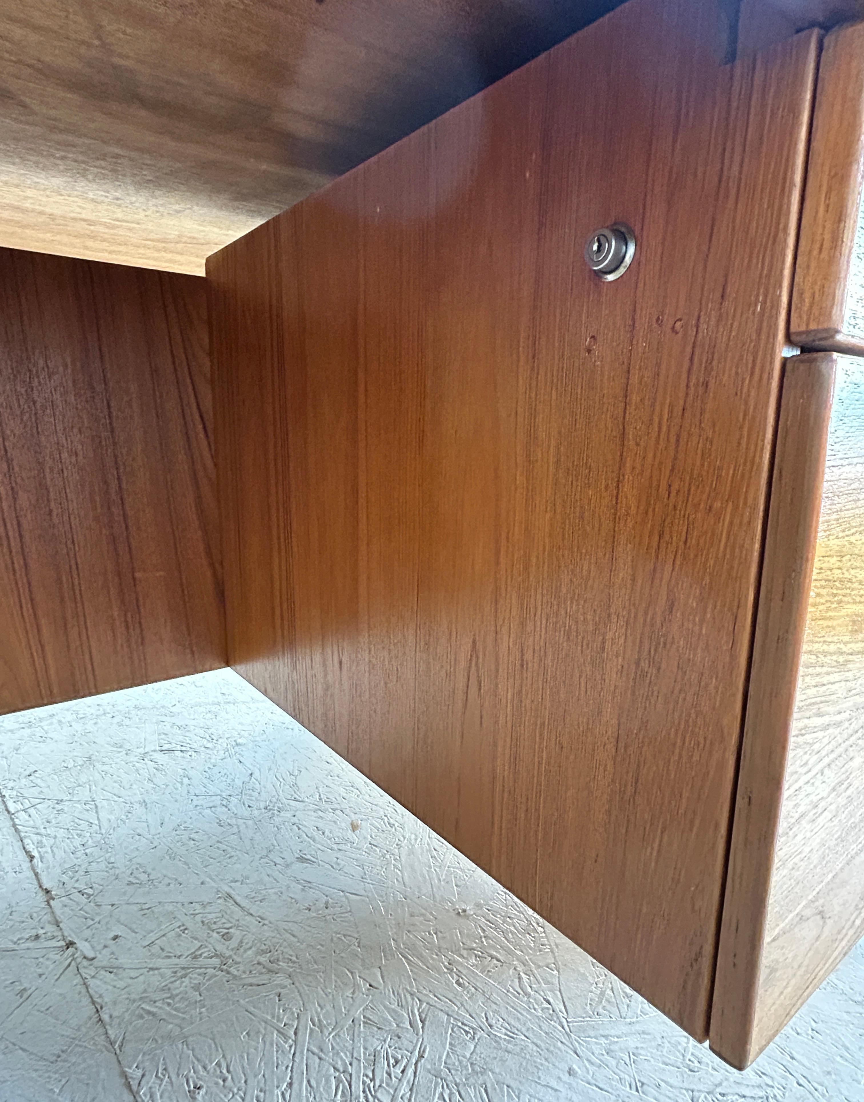 Grande e imponente scrivania direzionale in teak di D. A. in vendita 3