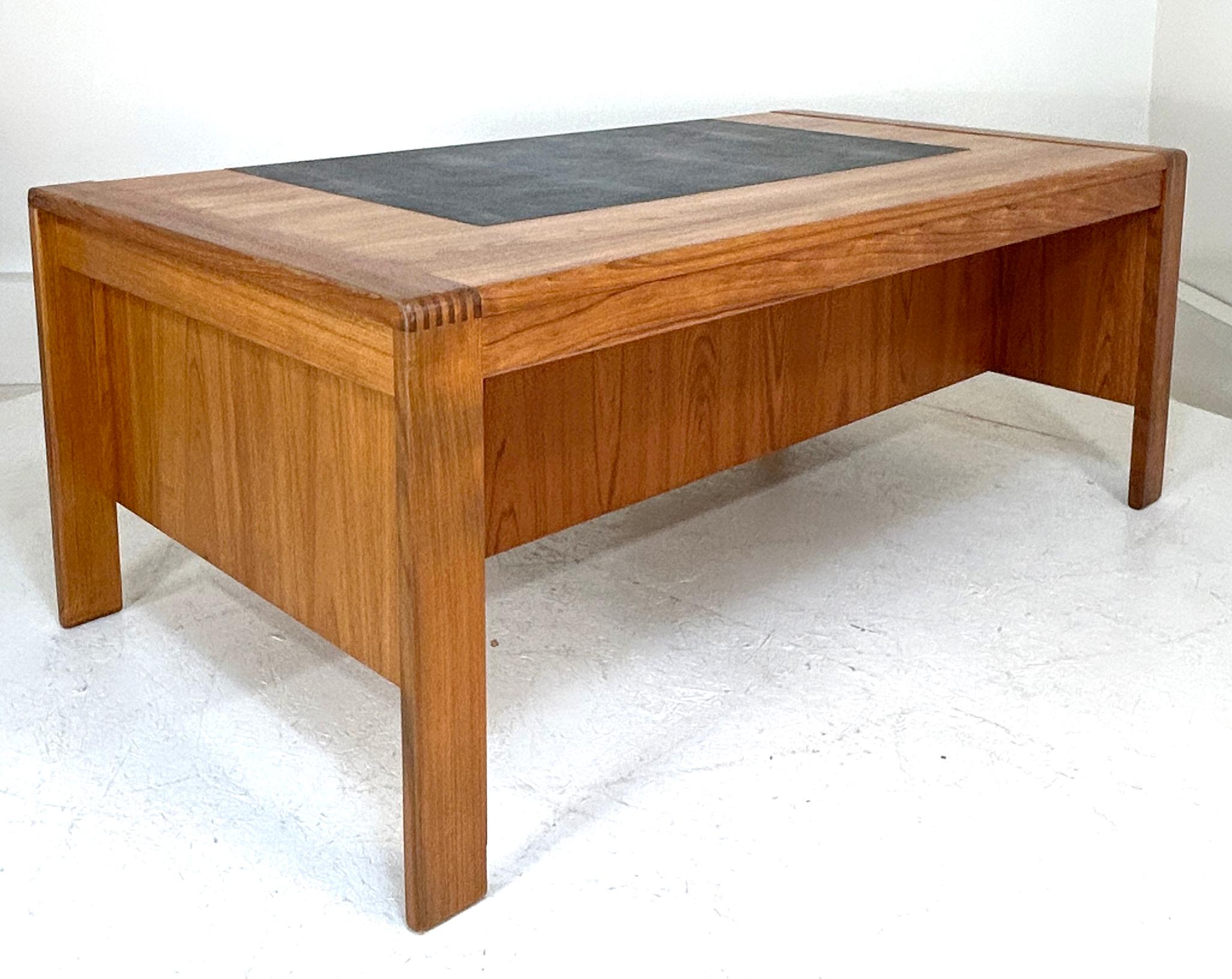 Grande e imponente scrivania direzionale in teak di D. A. in vendita 4