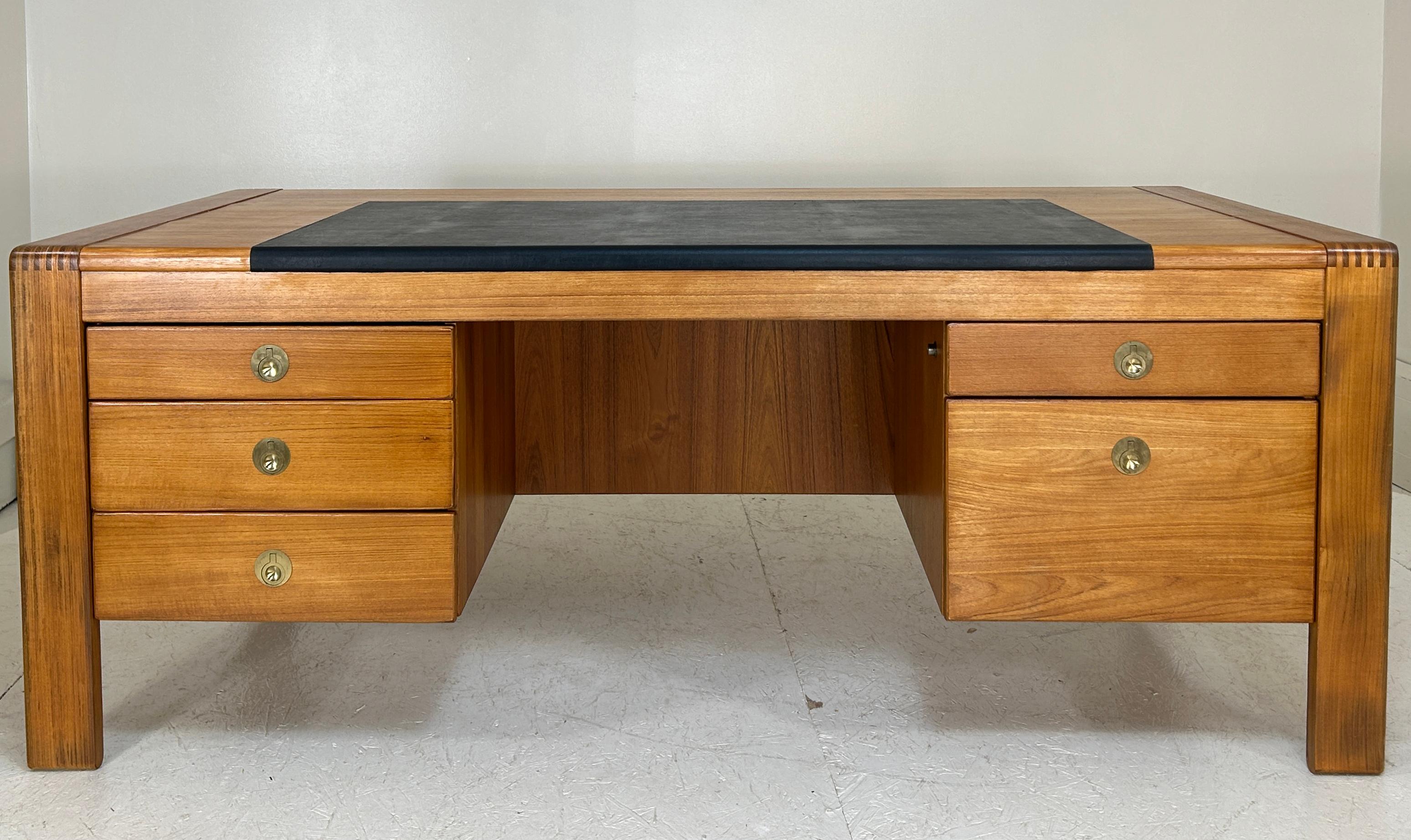 Grande e imponente scrivania direzionale in teak di D. A. in vendita 5