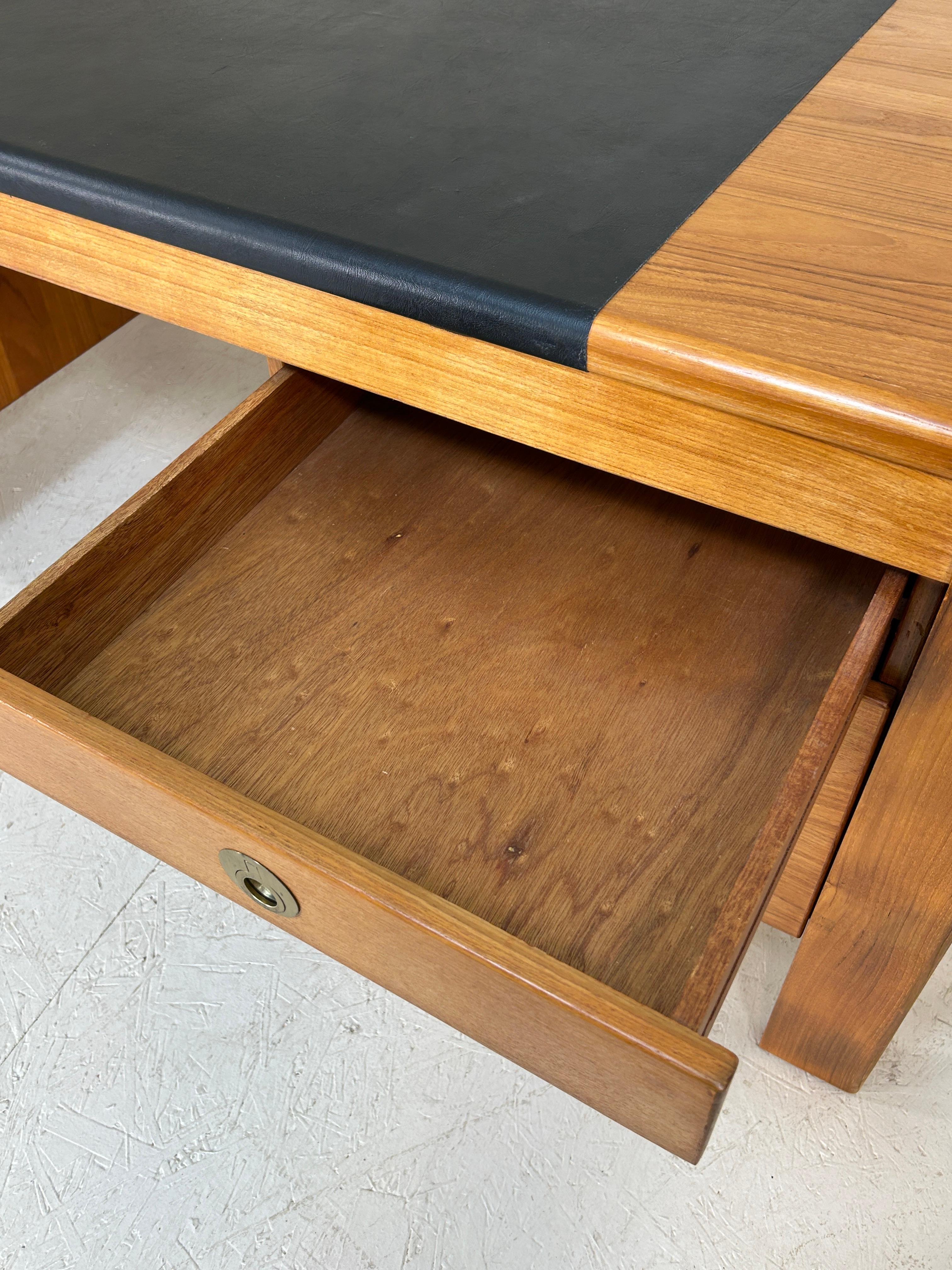 Grande e imponente scrivania direzionale in teak di D. A. in vendita 6
