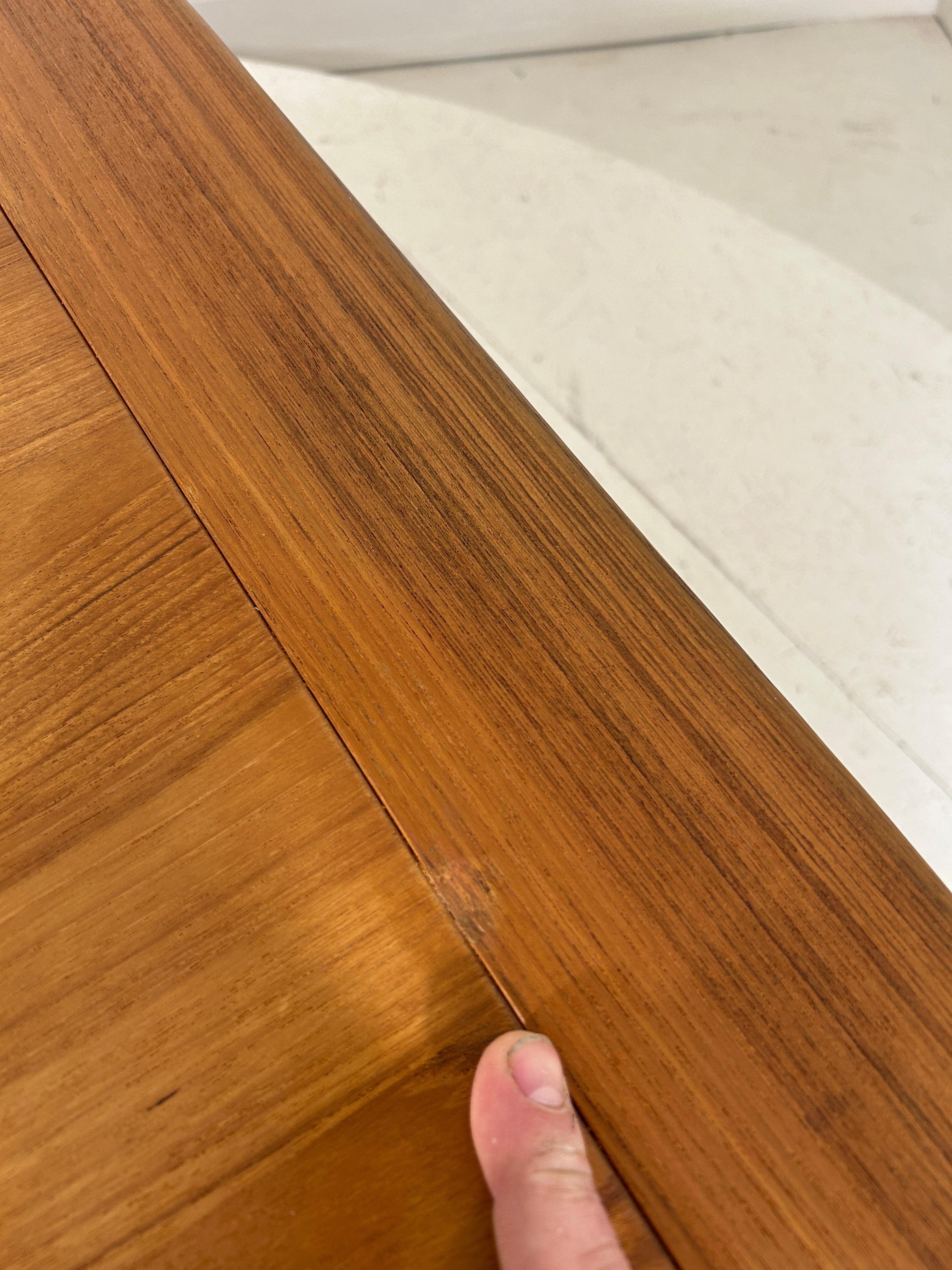 Grande e imponente scrivania direzionale in teak di D. A. in vendita 8