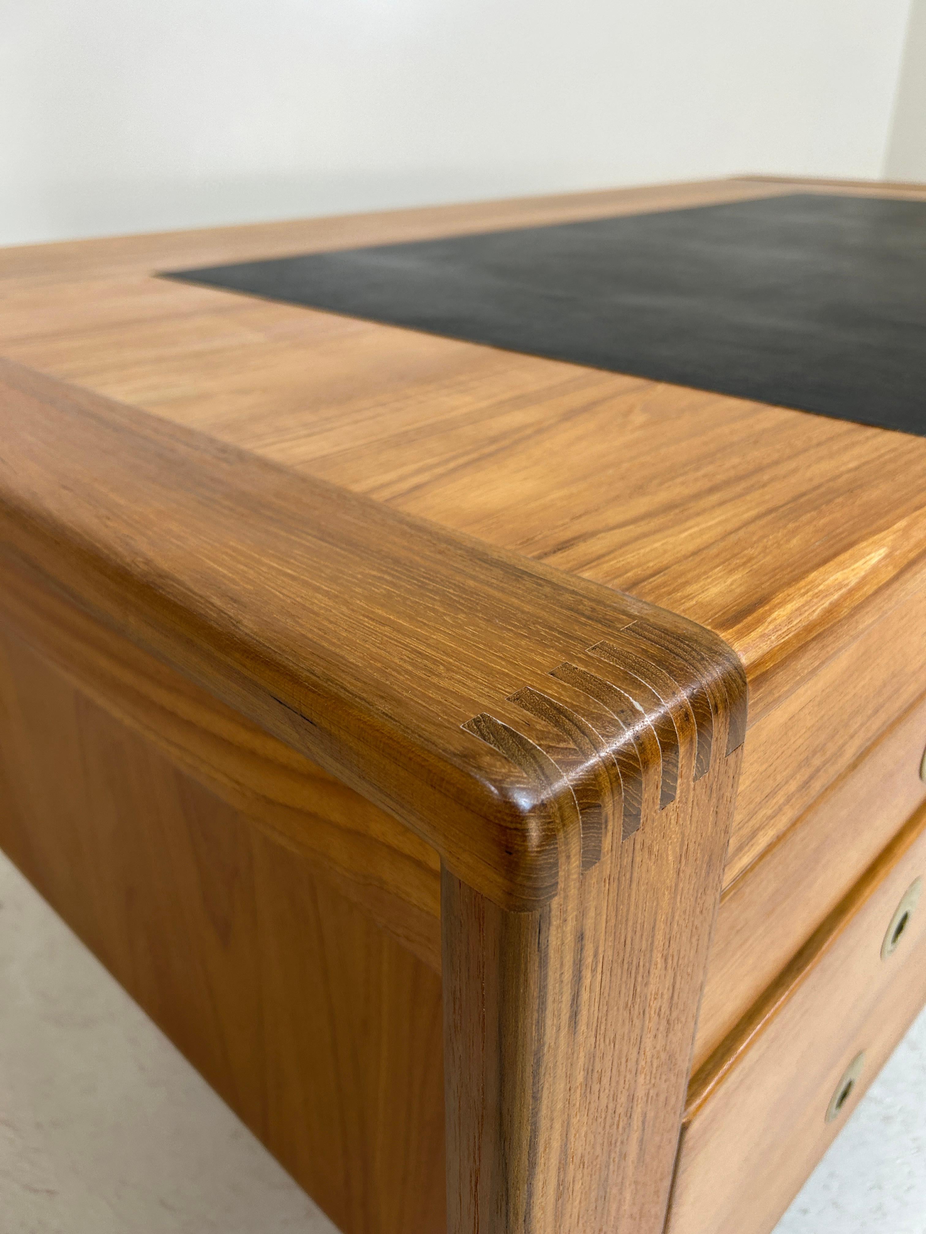 Grande e imponente scrivania direzionale in teak di D. A. in vendita 9