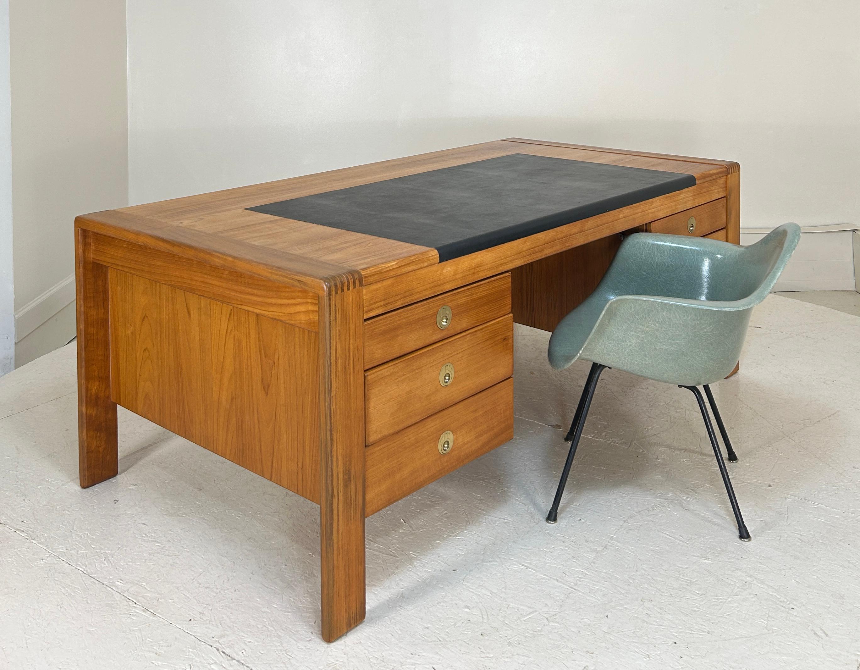 Grande e imponente scrivania direzionale in teak di D. A. in vendita 10