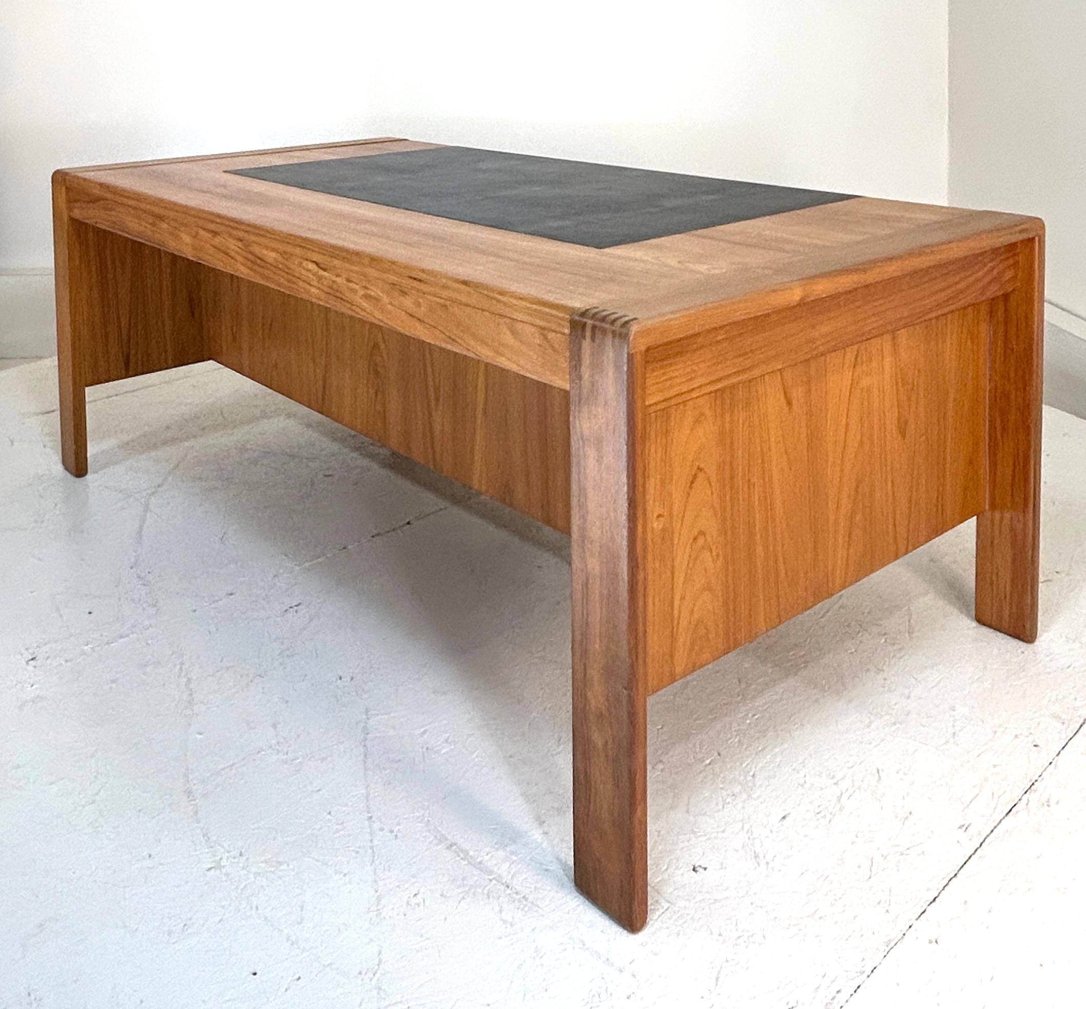 Mid-Century moderno Grande e imponente scrivania direzionale in teak di D. A. in vendita