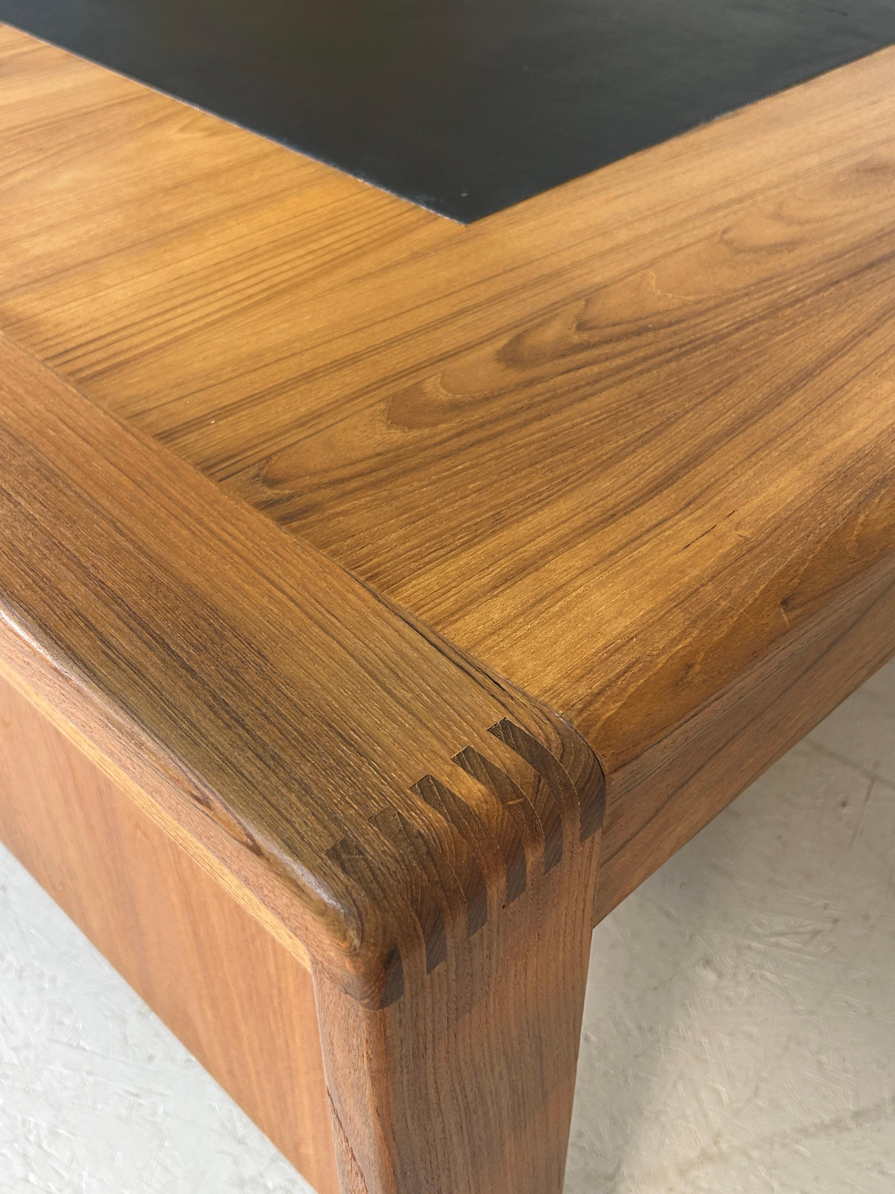 Fine XX secolo Grande e imponente scrivania direzionale in teak di D. A. in vendita