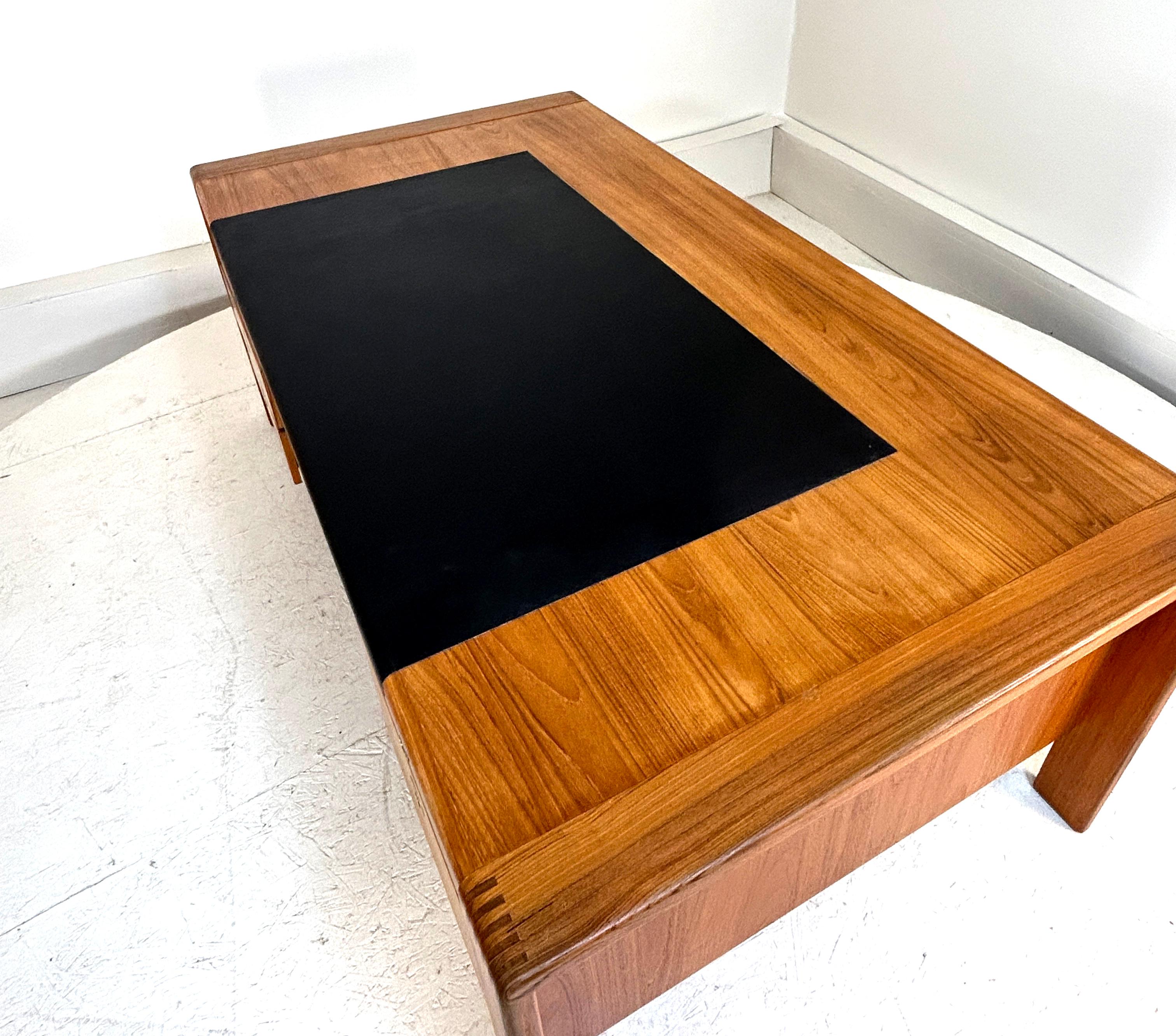 Teak Grande e imponente scrivania direzionale in teak di D. A. in vendita