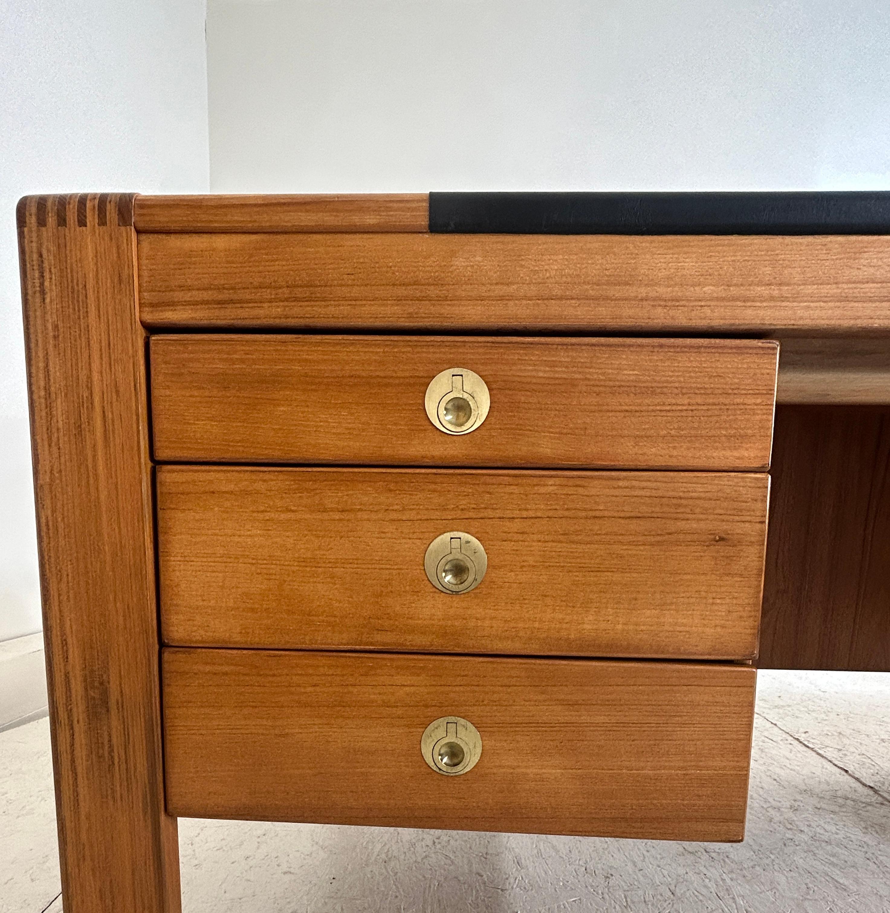 Grande e imponente scrivania direzionale in teak di D. A. in vendita 2
