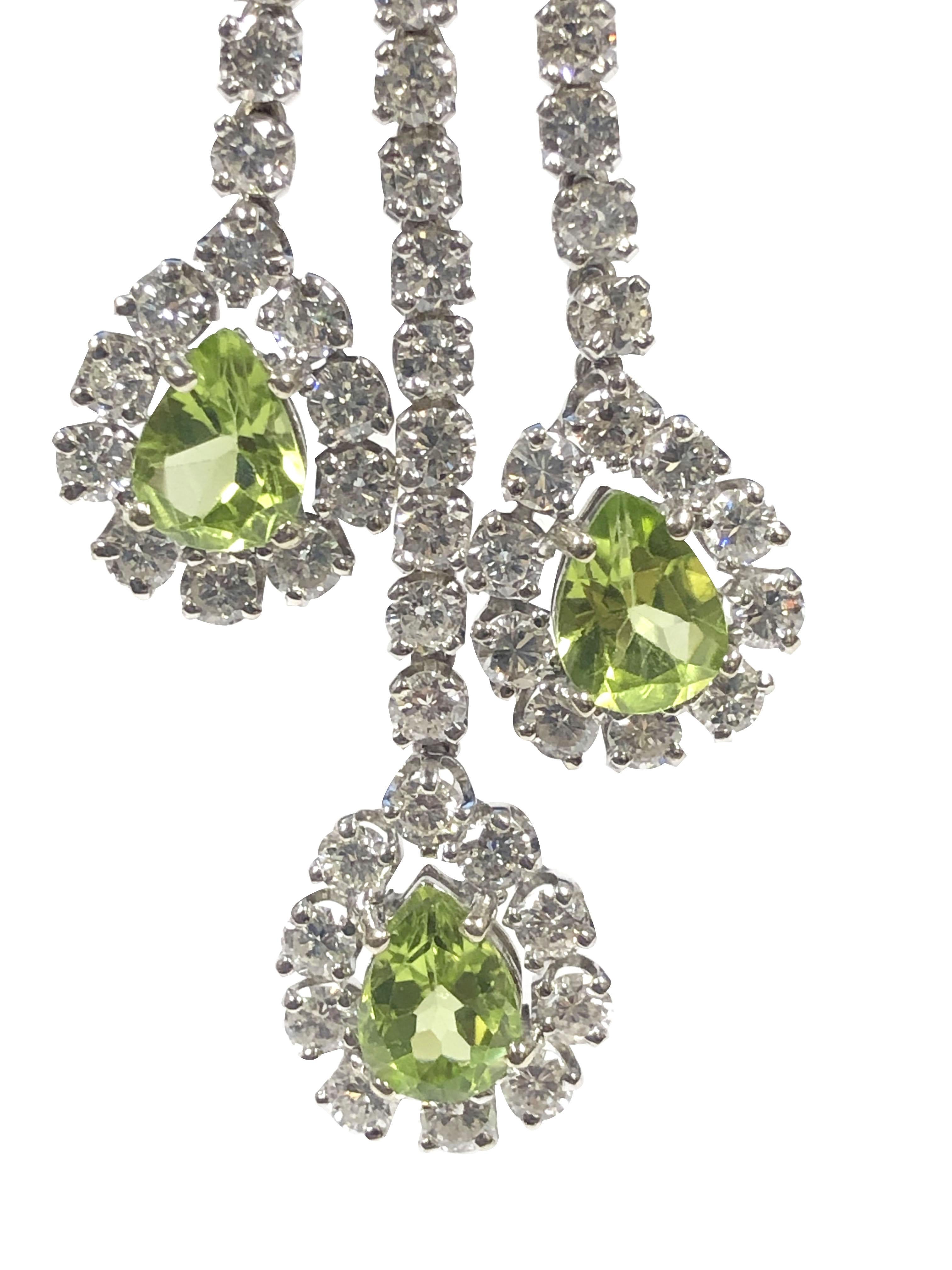 Chandelier-Ohrringe aus Weißgold mit Diamanten und Peridot, beeindruckendes Design (Rundschliff) im Angebot