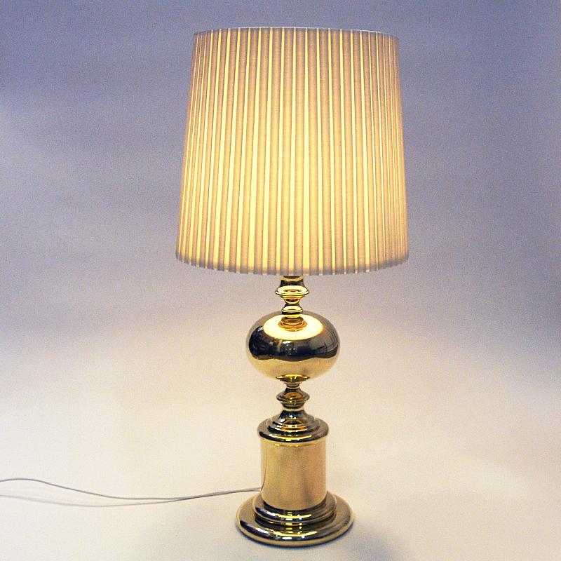 Special trophy design brass table lamp by Enco model 82 from the 1960s Sweden. Great size and fits in everywhere: in the hallway, livingroom, kitchen or babyroom. The lamp has a a polished brass body with a brass ball center on a cylider trophy
