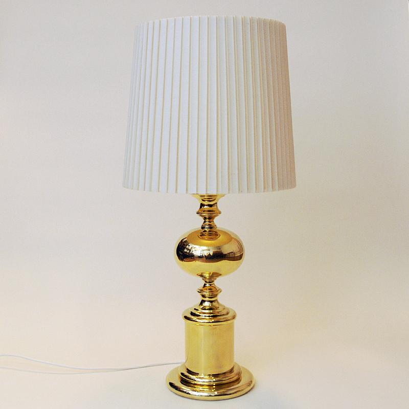 Große und schöne Tischlampe aus Messing aus der Mitte des Jahrhunderts von Enco, Schweden, 1960er Jahre (Skandinavische Moderne) im Angebot