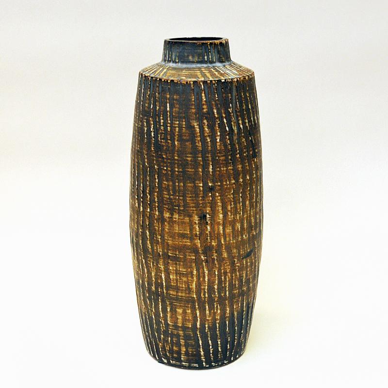 Grand et beau vase vintage en céramique fait main de la gamme Rubus de Gunnar Nylund, Rörstrand - Suède années 1950. 
Le vase a une forme de cigare et un sommet étroit. Parfait comme vase de sol ou sur des tables ou des meubles plus grands. Superbe