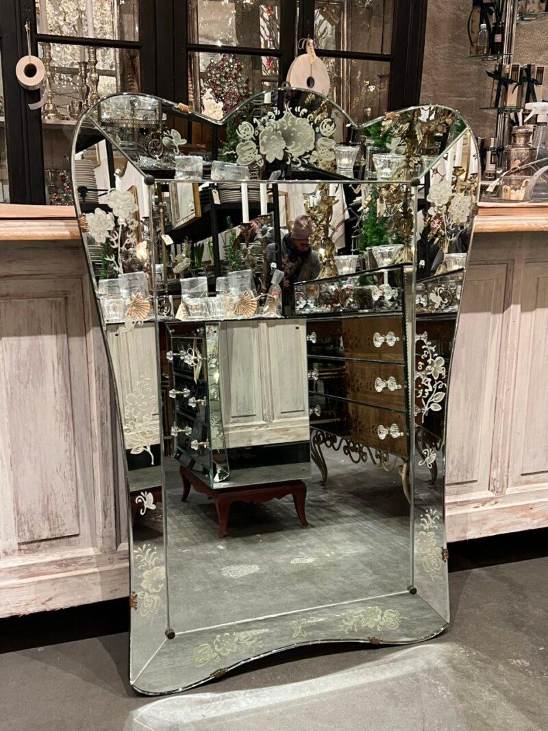 Meraviglioso specchio veneziano ornato degli anni '20-'30, con un bellissimo vetro a specchio sfaccettato.

Lo specchio è composto da diversi pannelli a specchio, con i più adorabili ornamenti floreali nel vetro dello specchio e l'imponente