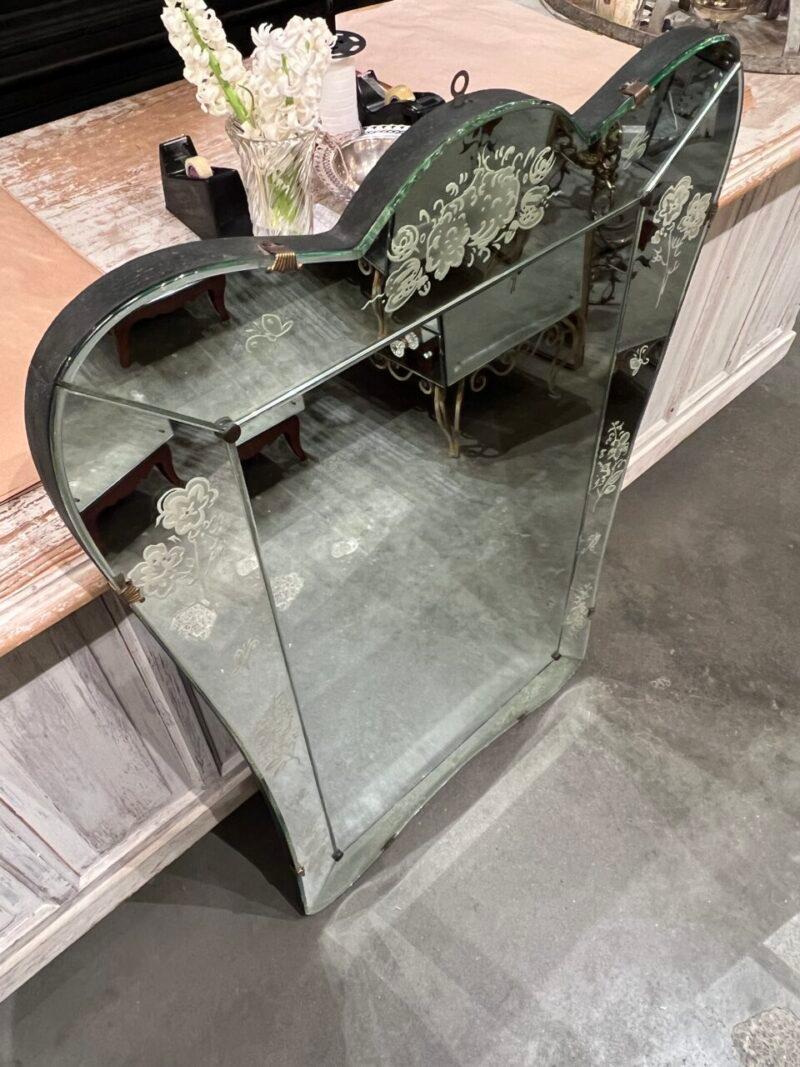 Realizzato con acquaforte Specchio veneziano di forma grande e graziosa, anni '20-'30, Francia in vendita