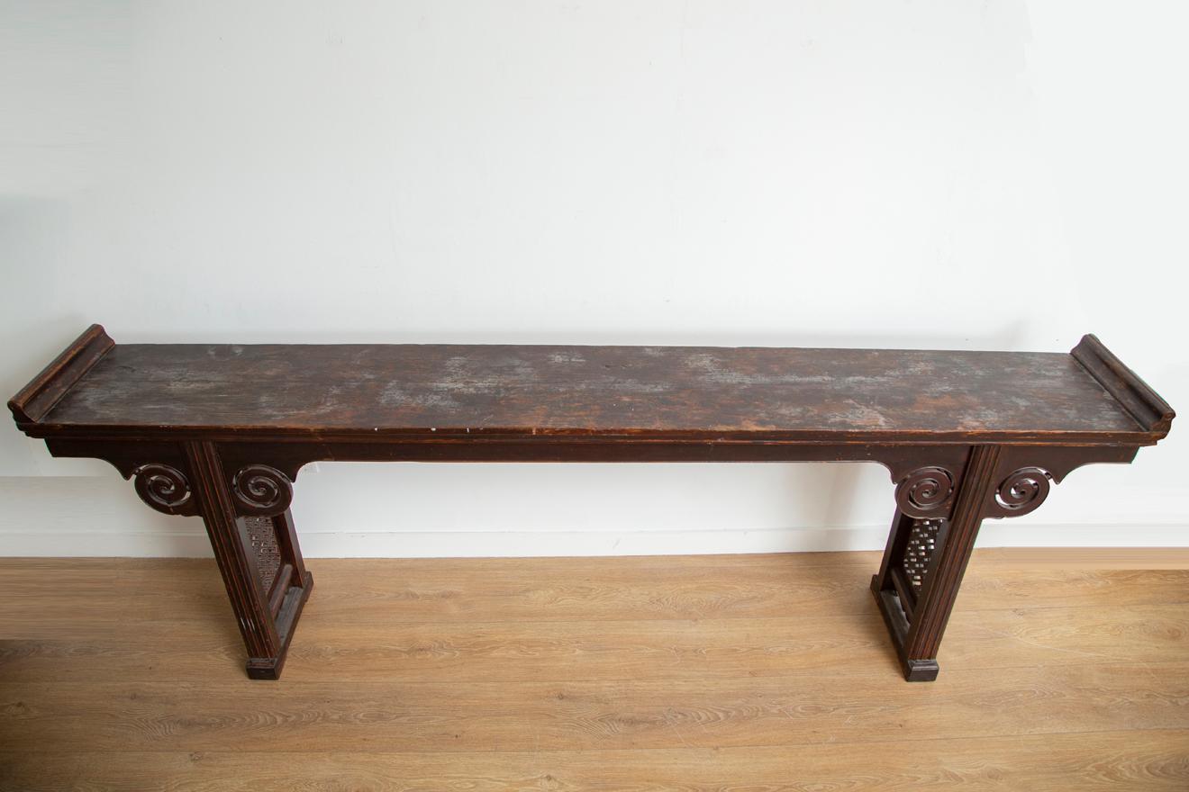 Consola de altar china grande y estrecha, Siglo XX Olmo en venta