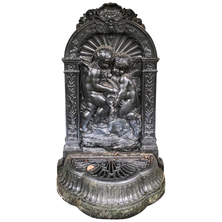 Grande et remarquable fontaine de jardin en fonte avec putti en vente