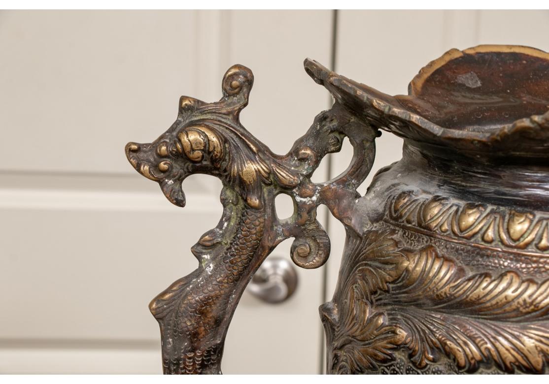 Urna in bronzo figurata con figure in rilievo tra il fogliame, l'urna con due manici a serpente marino con squame in rilievo, bordo smerlato, con piede.
Molto pesante, 50-60 libbre.
Dimensioni: 19
