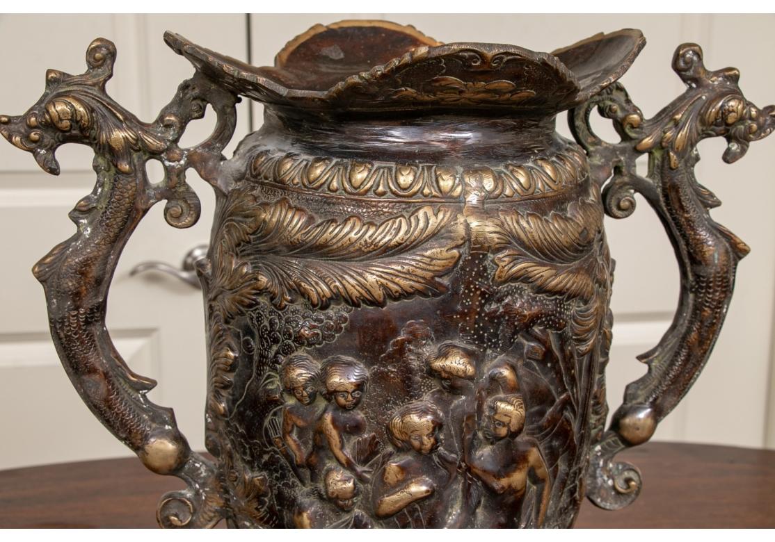 Estetismo Grande e ornato  Urna figurata con manico in bronzo in vendita