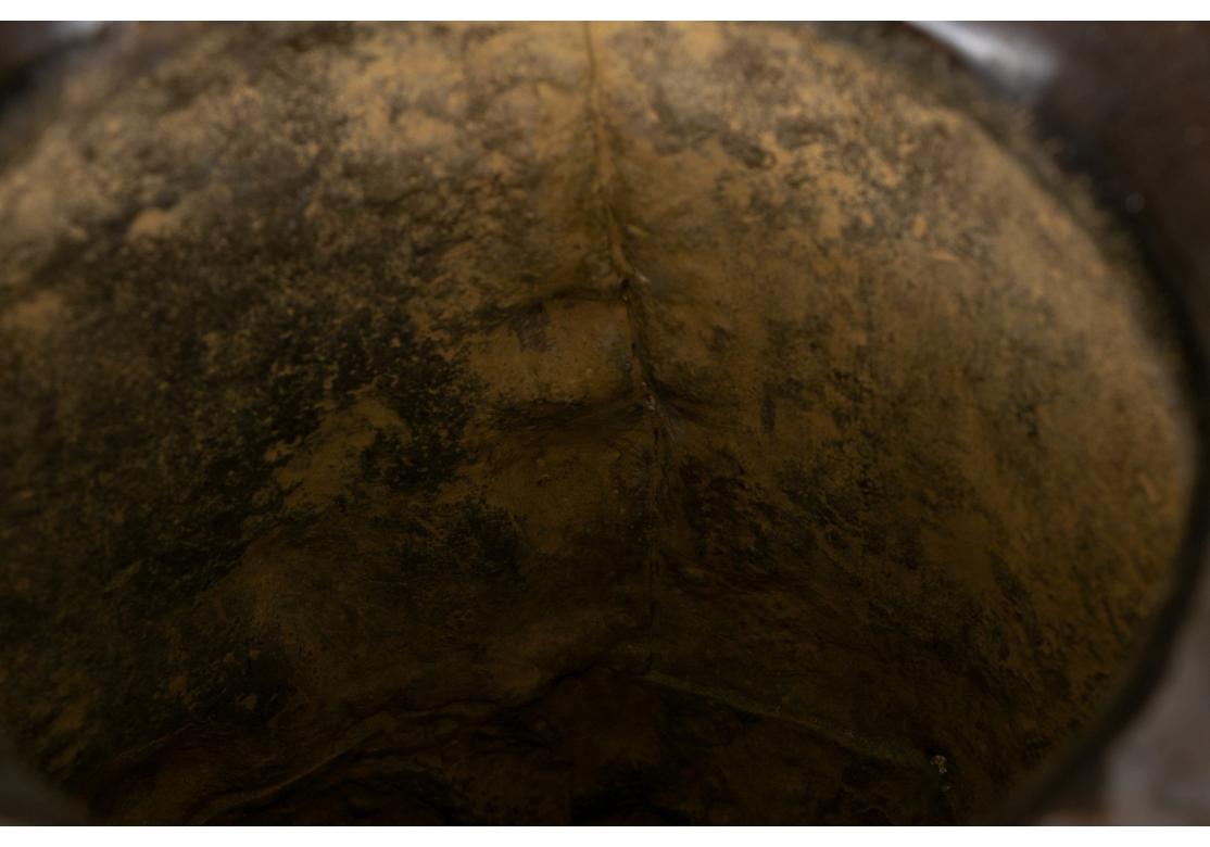 Calco Grande e ornato  Urna figurata con manico in bronzo in vendita