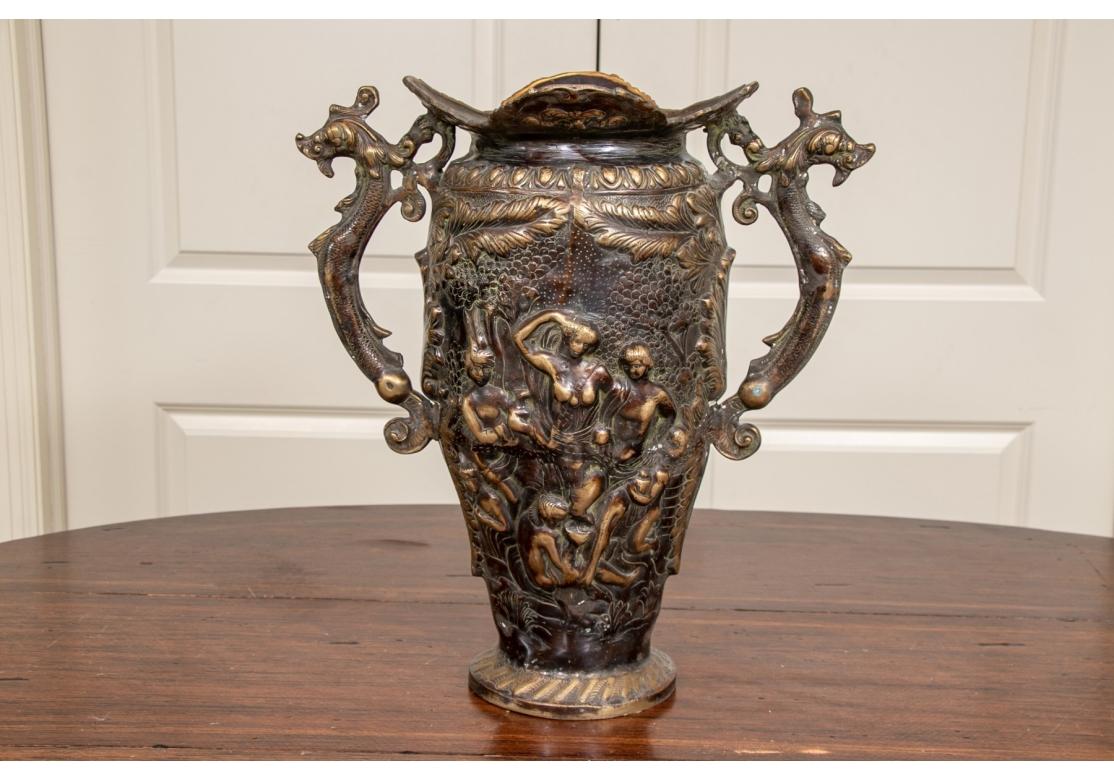 XX secolo Grande e ornato  Urna figurata con manico in bronzo in vendita