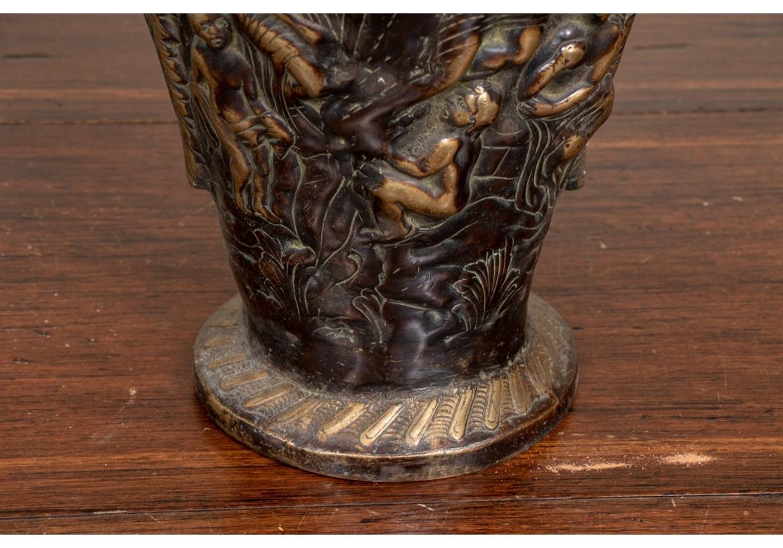 Grande e ornato  Urna figurata con manico in bronzo in vendita 1
