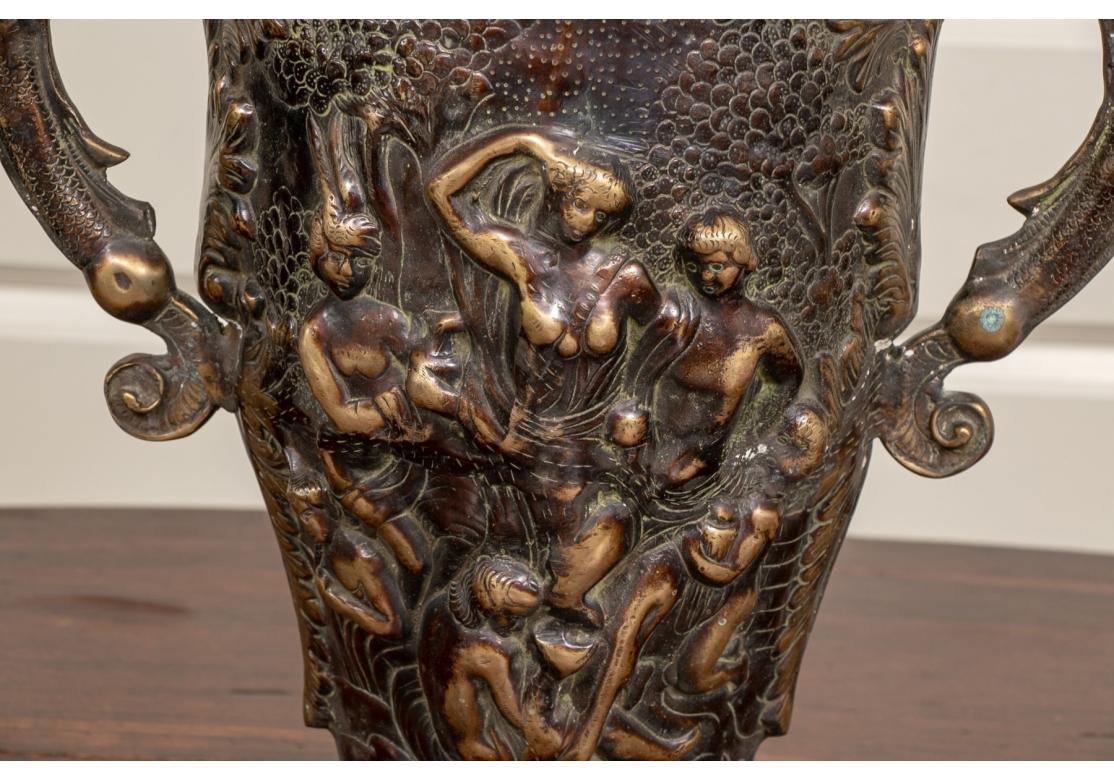 Grande e ornato  Urna figurata con manico in bronzo in vendita 2