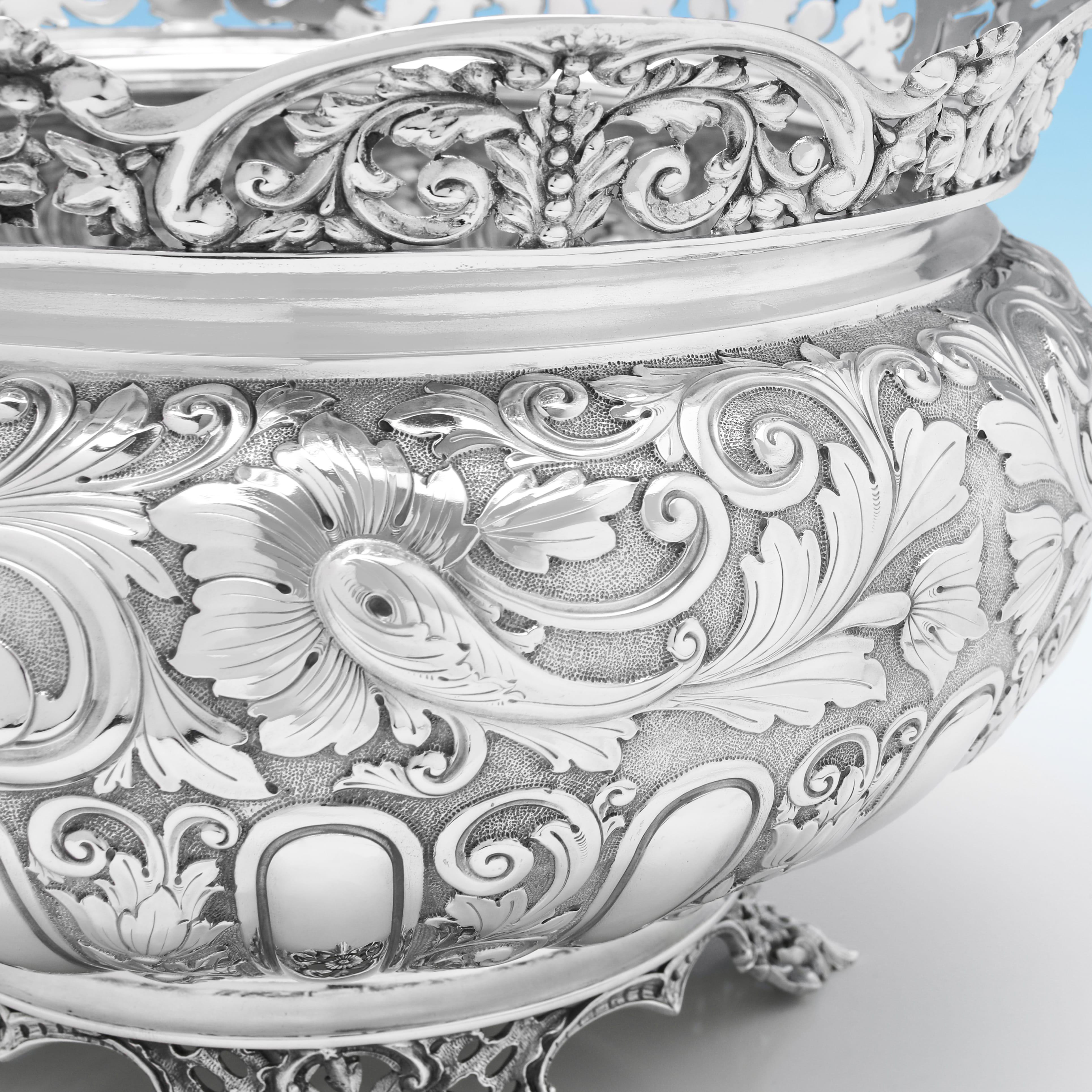 Anglais Grand bol victorien orné d'Edward Hutton en argent sterling, fabriqué en 1893 en vente
