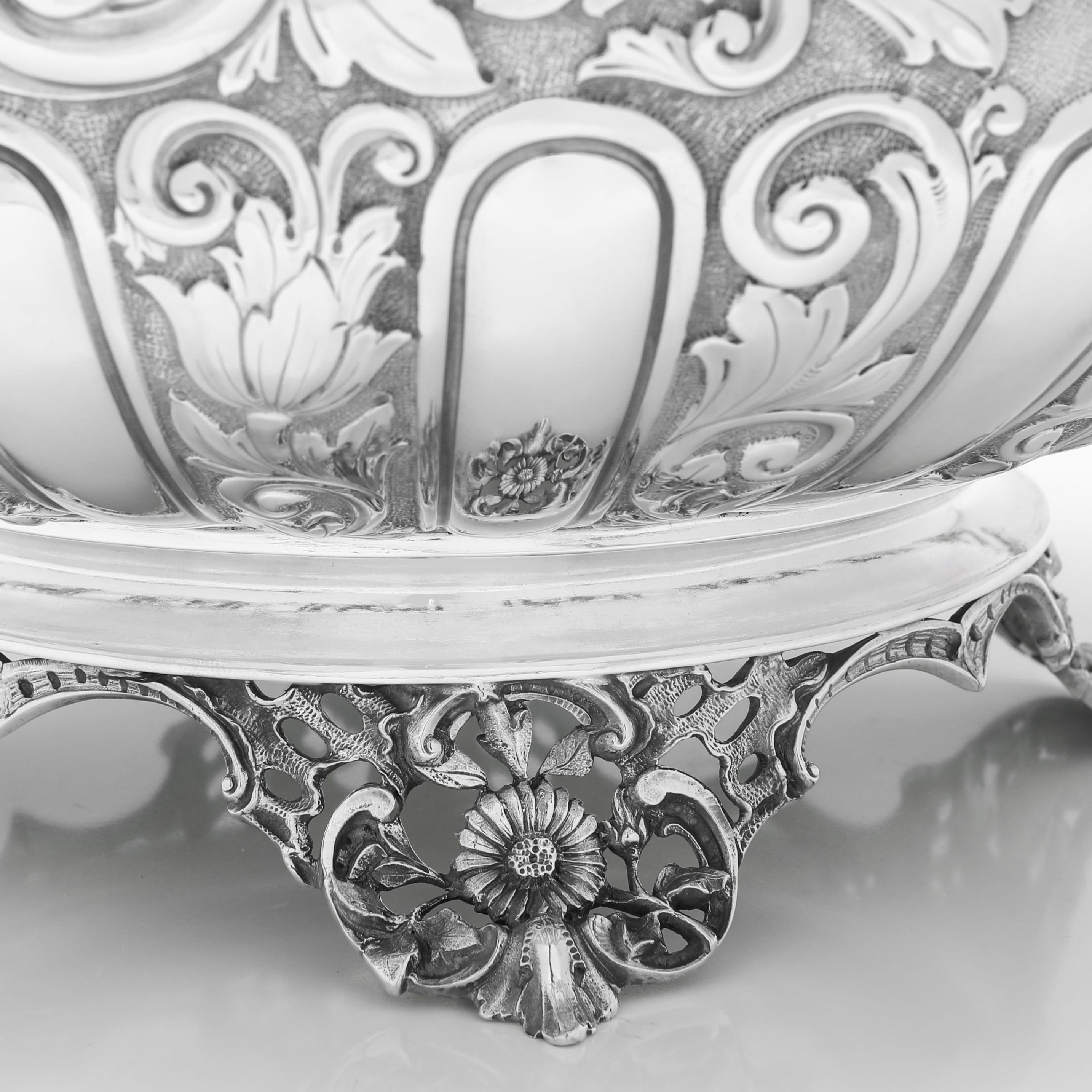 Grand bol victorien orné d'Edward Hutton en argent sterling, fabriqué en 1893 Bon état - En vente à London, London