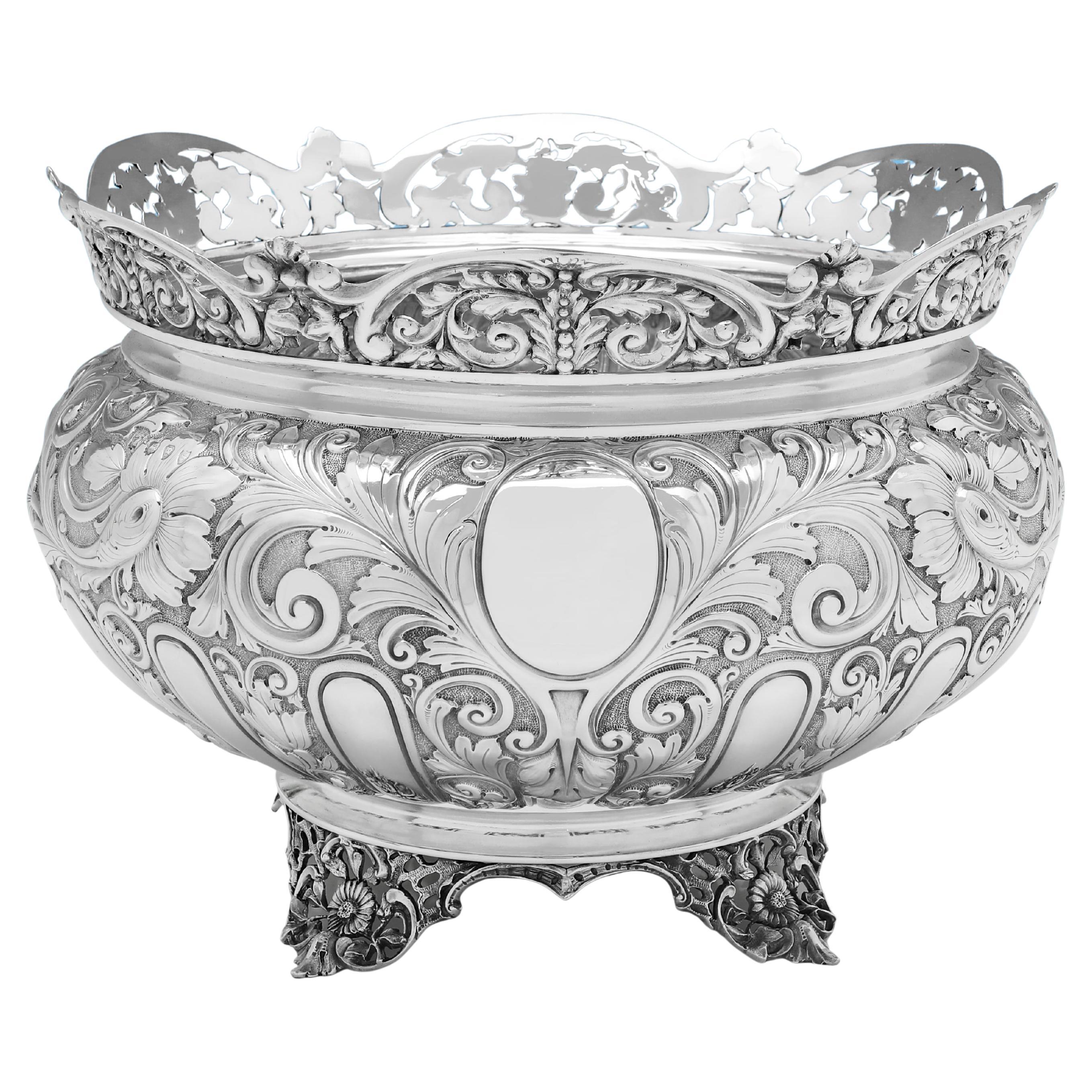 Gran y ornamentado cuenco victoriano de plata de ley de Edward Hutton fabricado en 1893