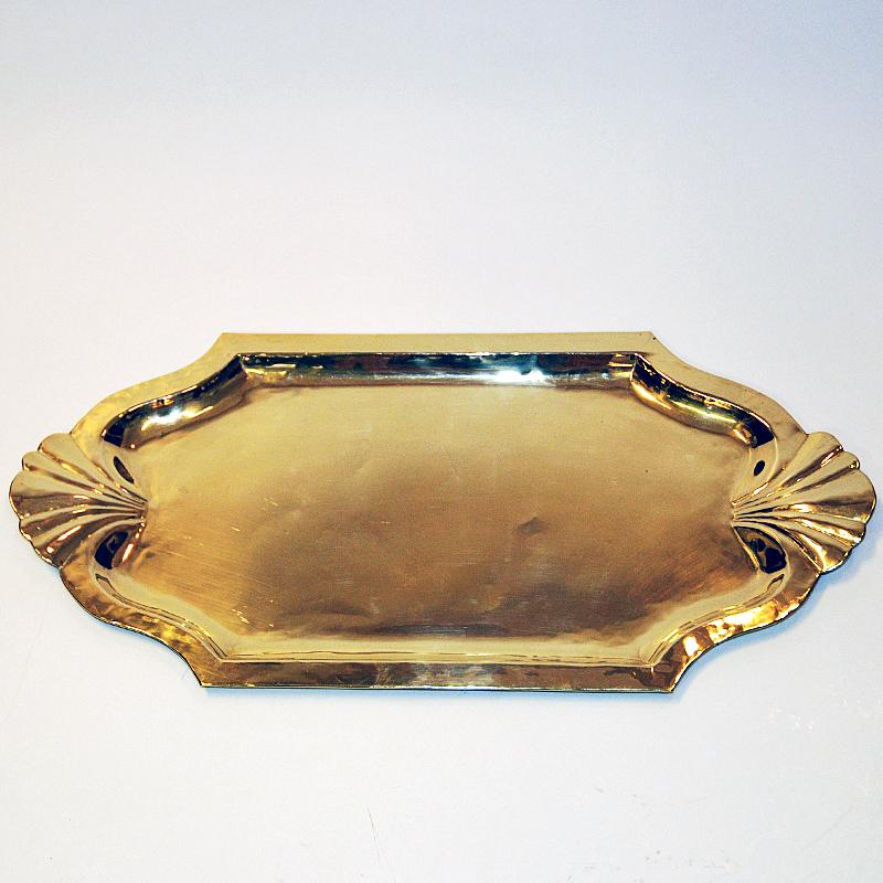 Large and oval brass plate/tray by Lars Holmström, Arvika 1930s Sweden In Good Condition For Sale In Stockholm, SE