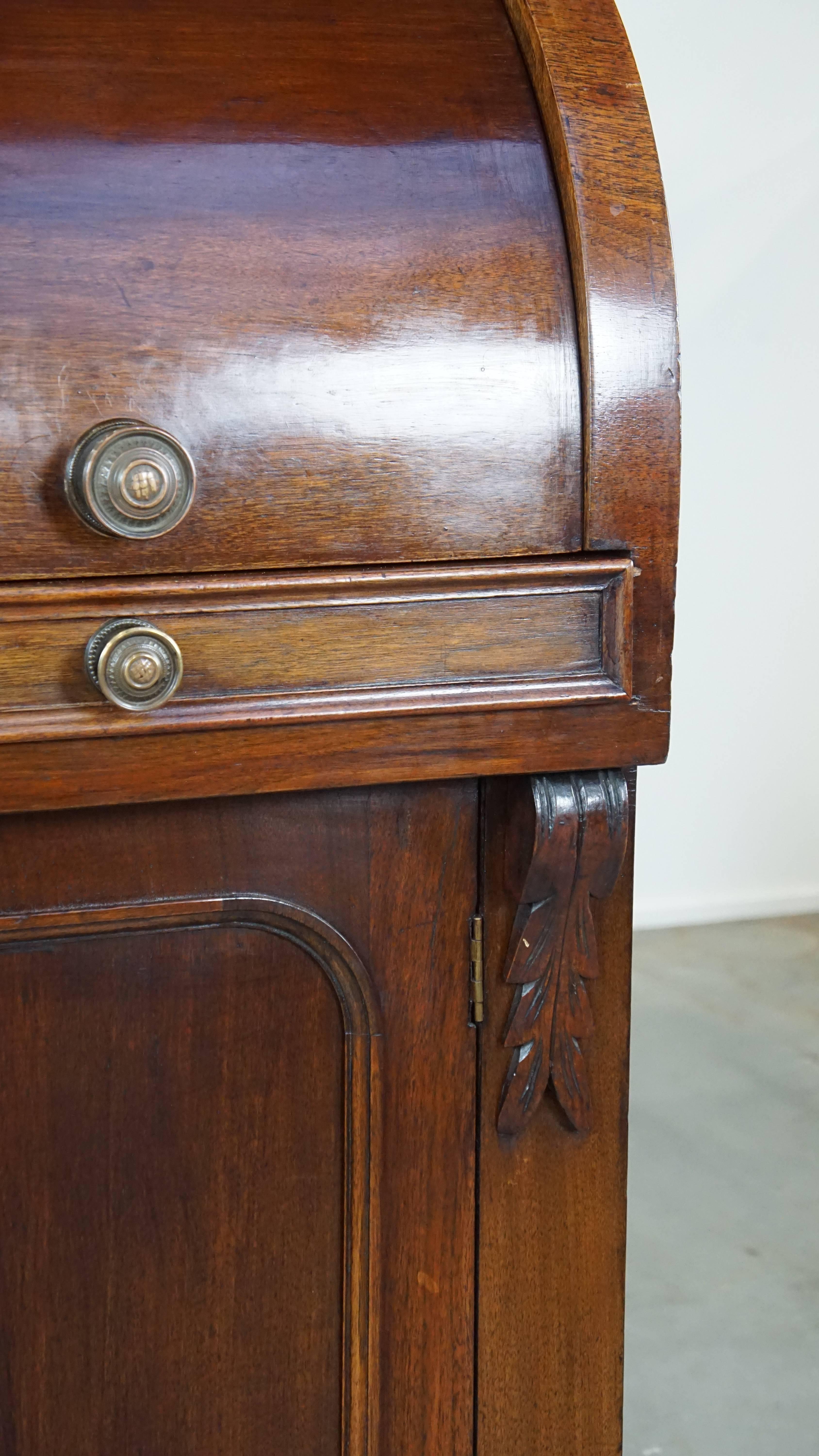 Large and practical antique 19th century English wooden bookcase/secretary For Sale 4