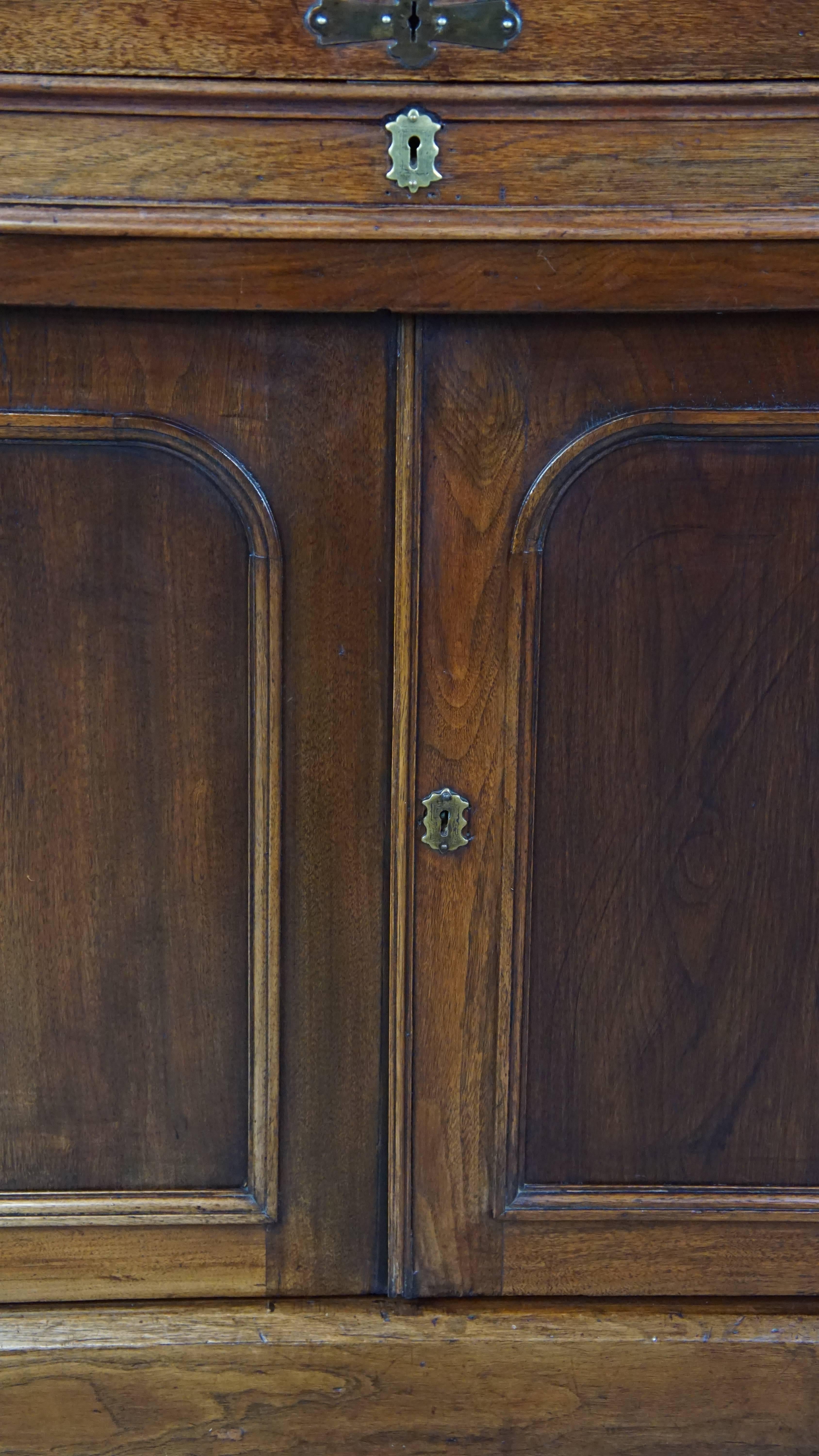 Large and practical antique 19th century English wooden bookcase/secretary For Sale 5