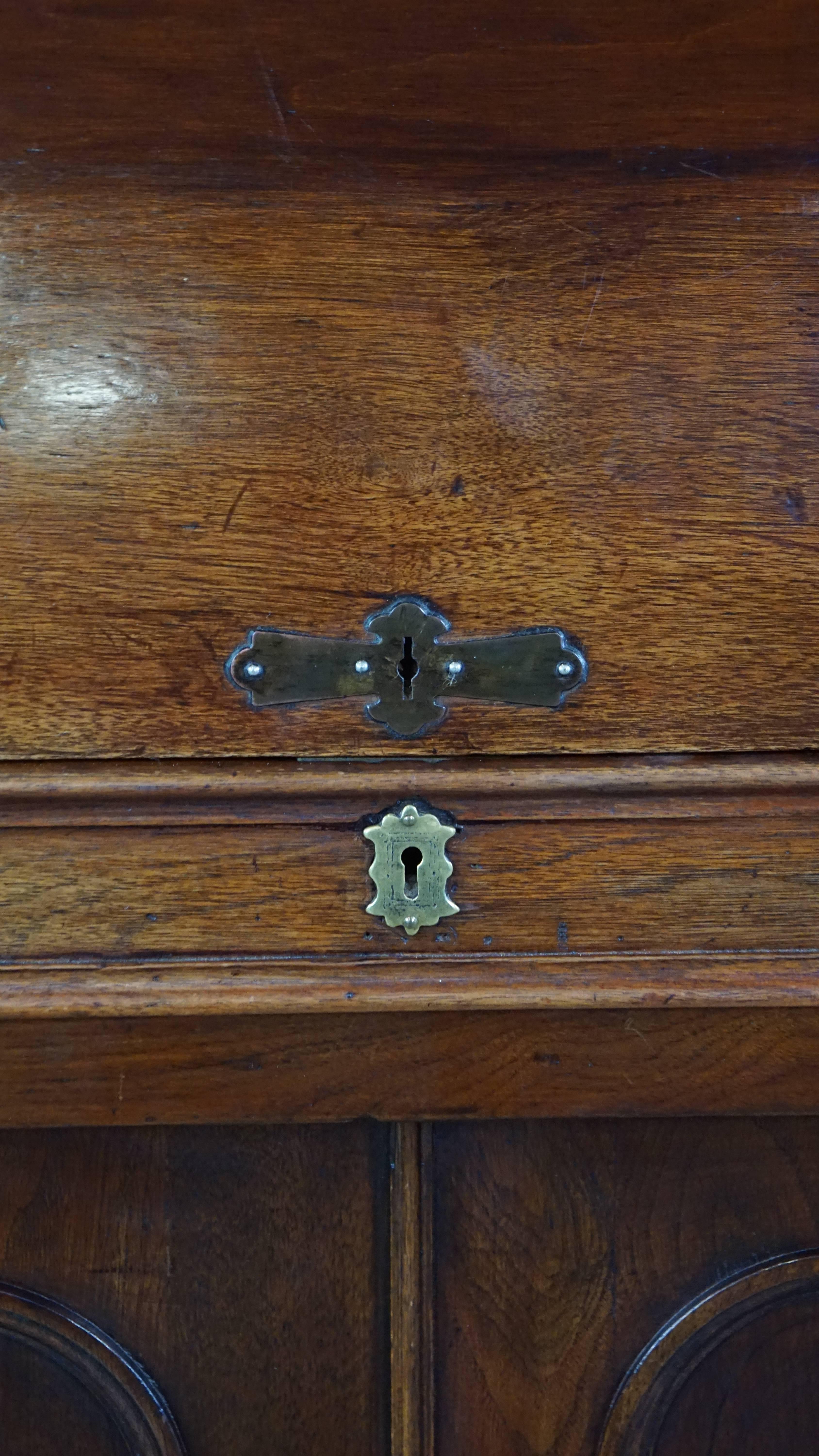 Large and practical antique 19th century English wooden bookcase/secretary For Sale 6