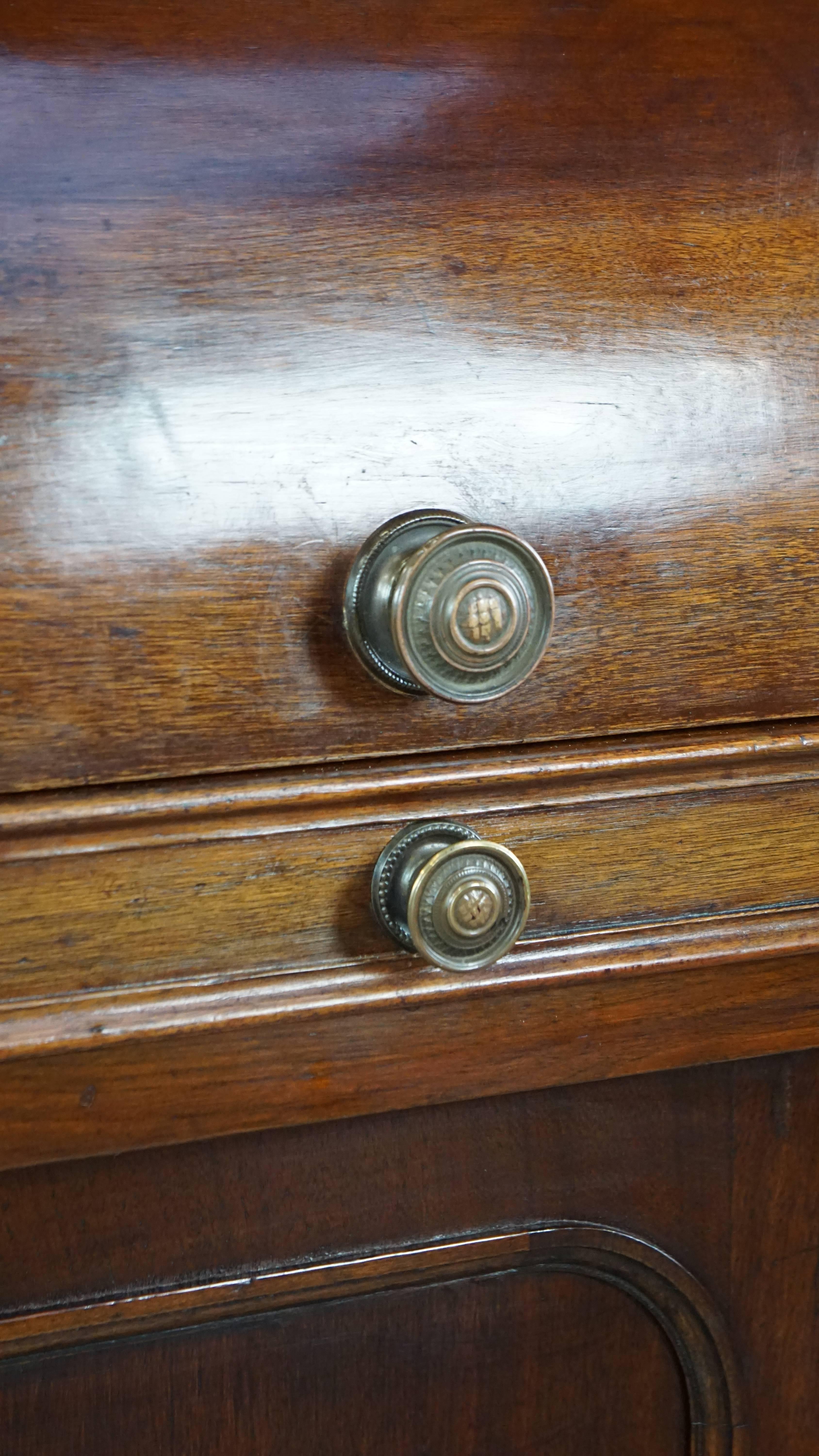 Large and practical antique 19th century English wooden bookcase/secretary For Sale 7