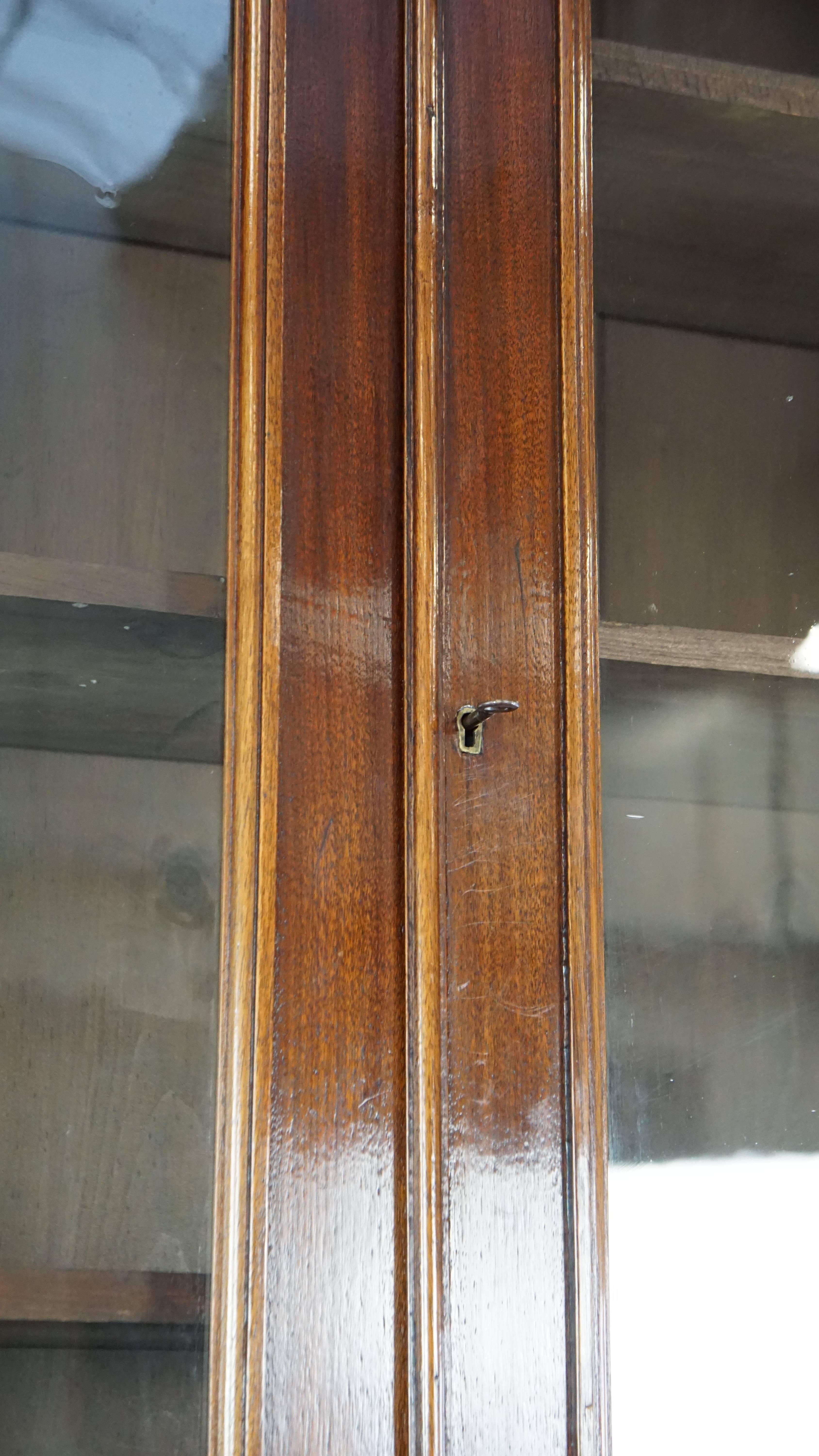 Large and practical antique 19th century English wooden bookcase/secretary For Sale 8