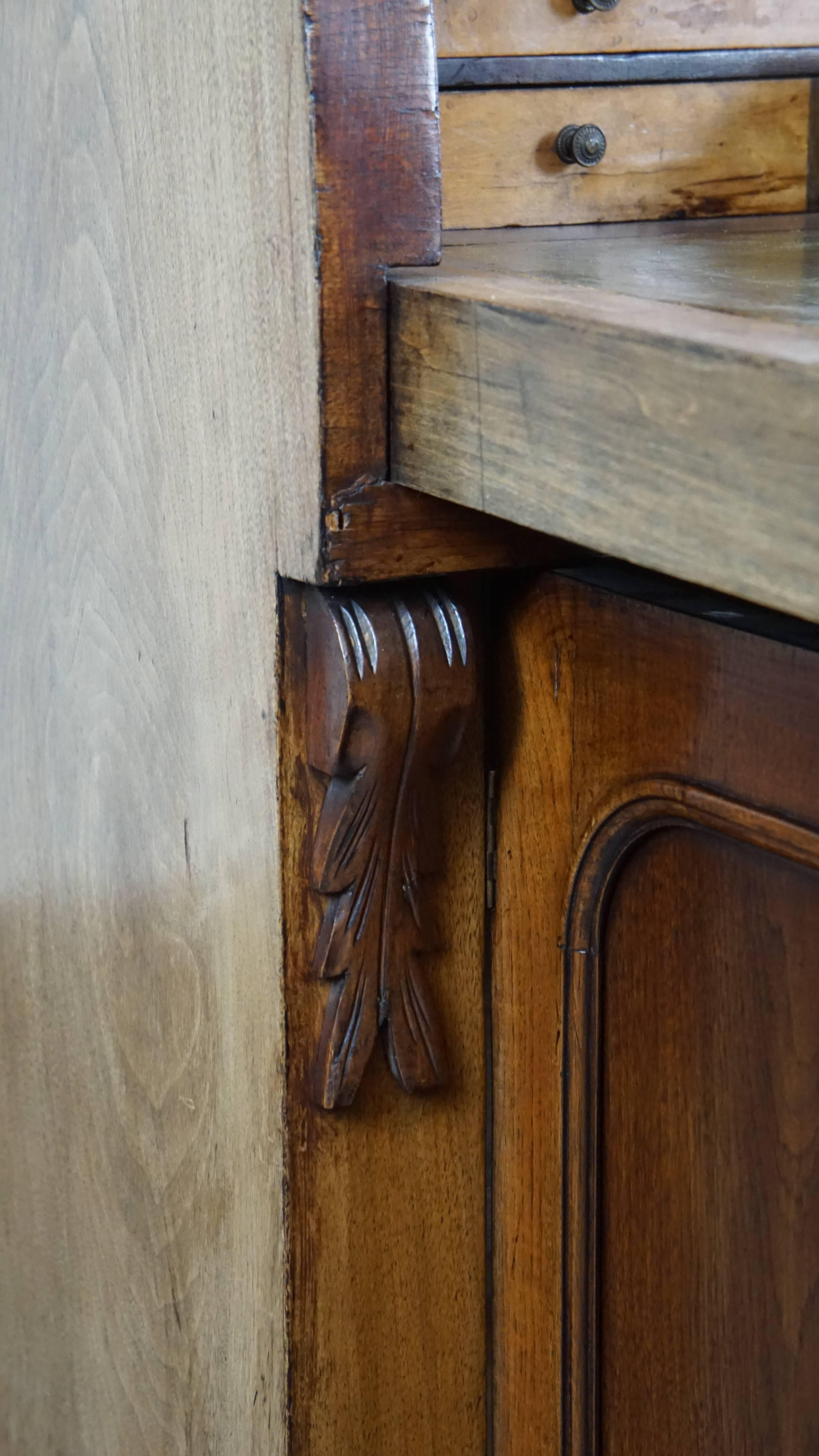Large and practical antique 19th century English wooden bookcase/secretary For Sale 9