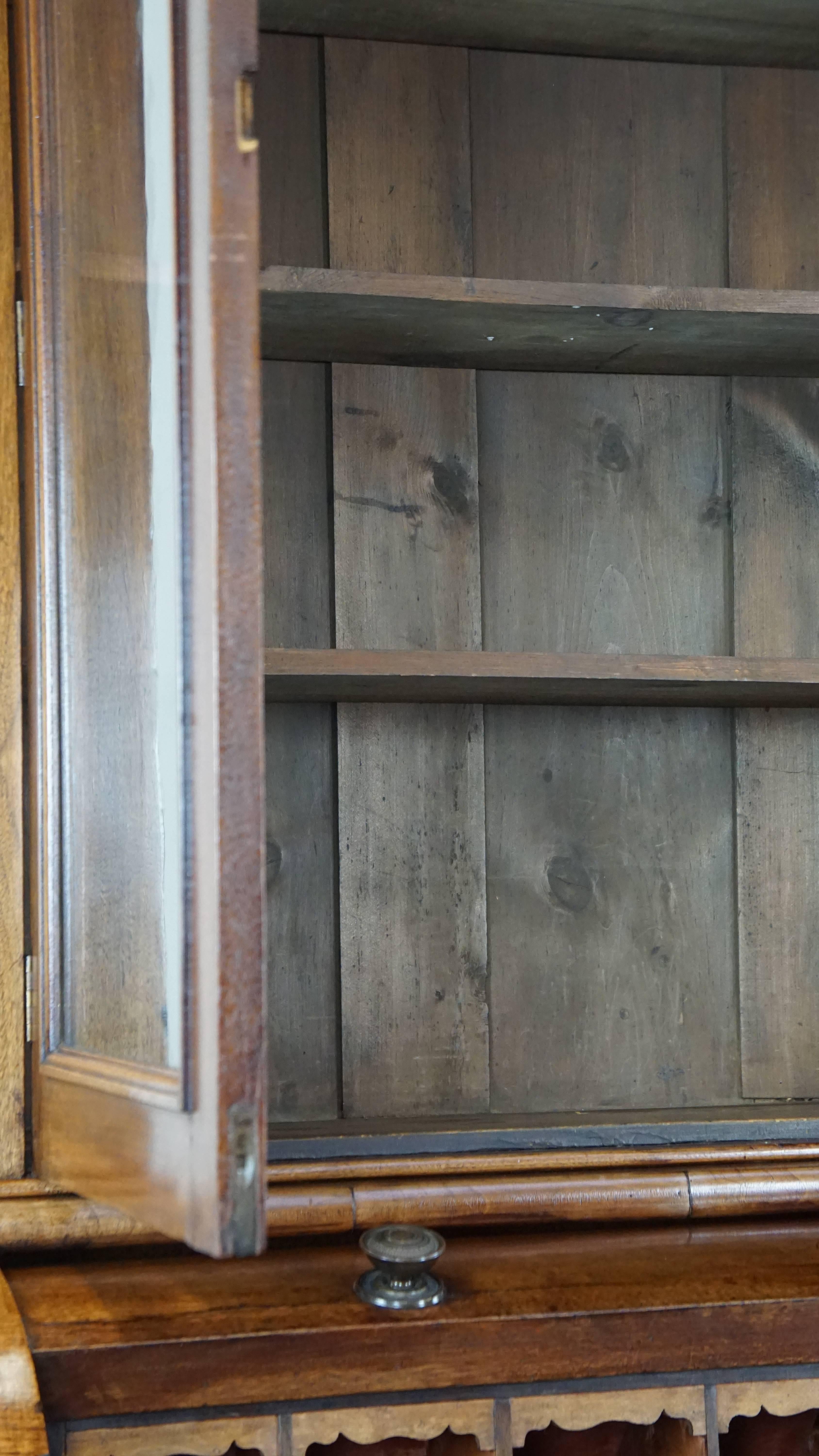 Large and practical antique 19th century English wooden bookcase/secretary For Sale 11