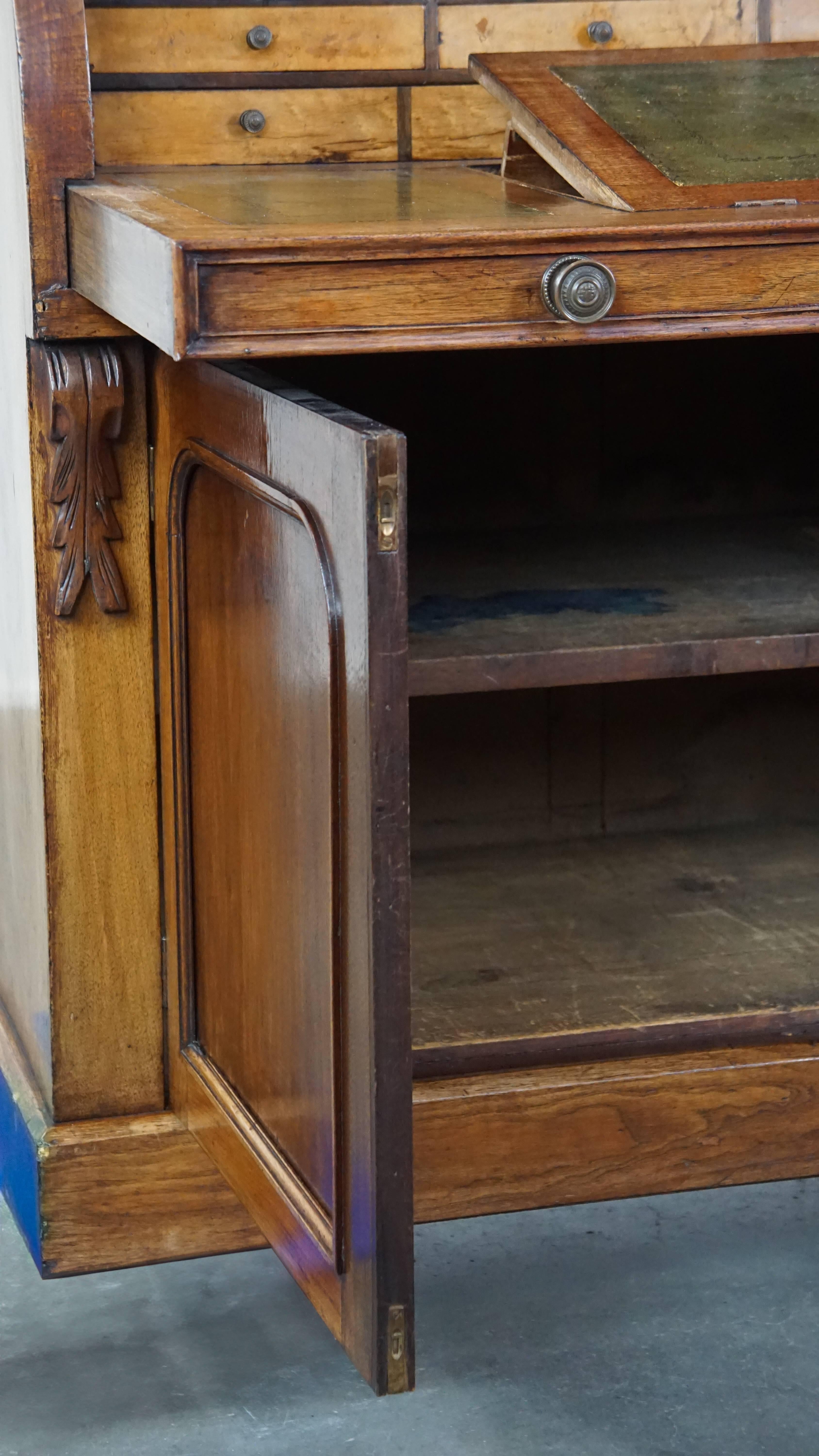 Large and practical antique 19th century English wooden bookcase/secretary For Sale 13