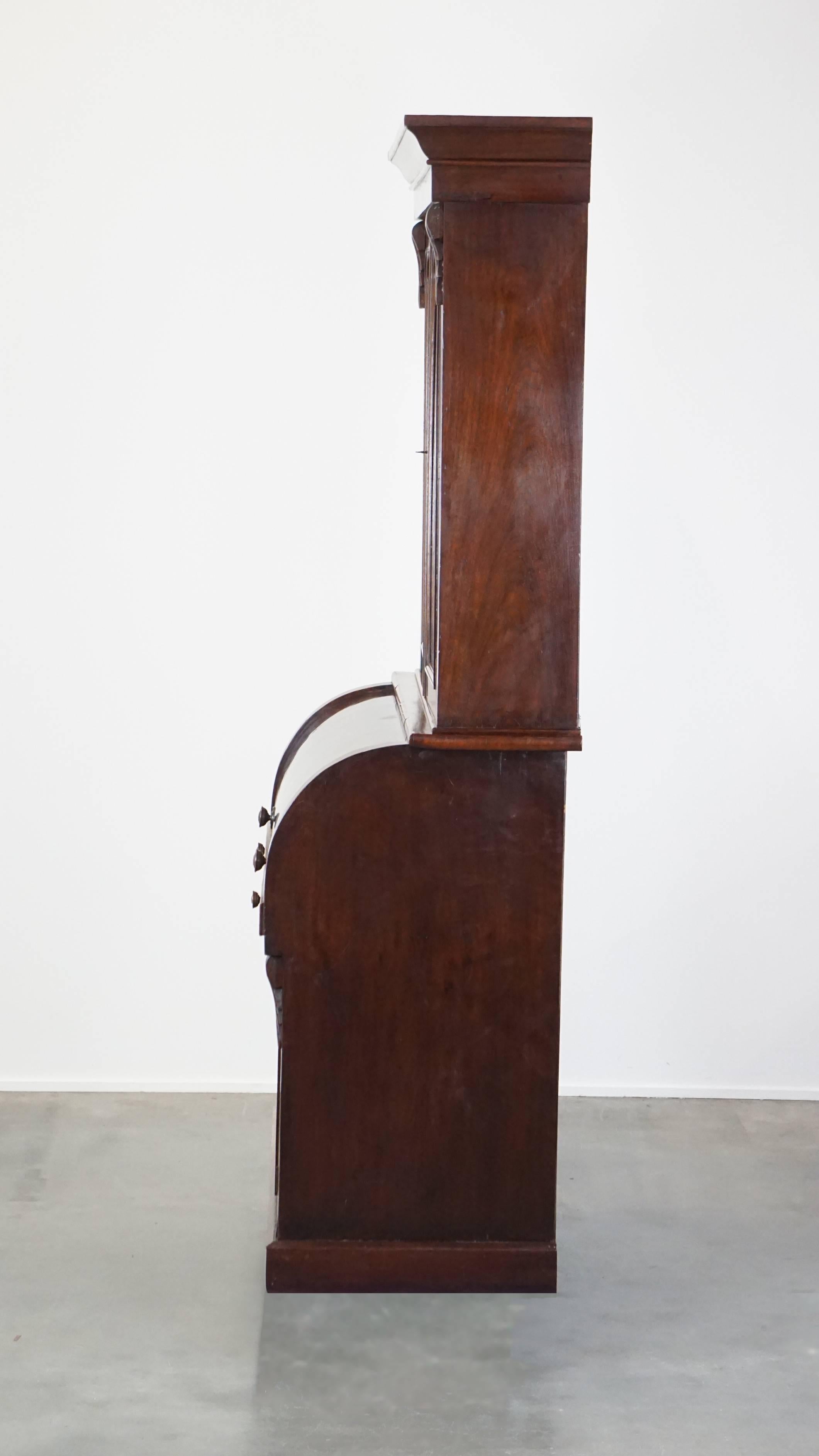 Large and practical antique 19th century English wooden bookcase/secretary For Sale 2