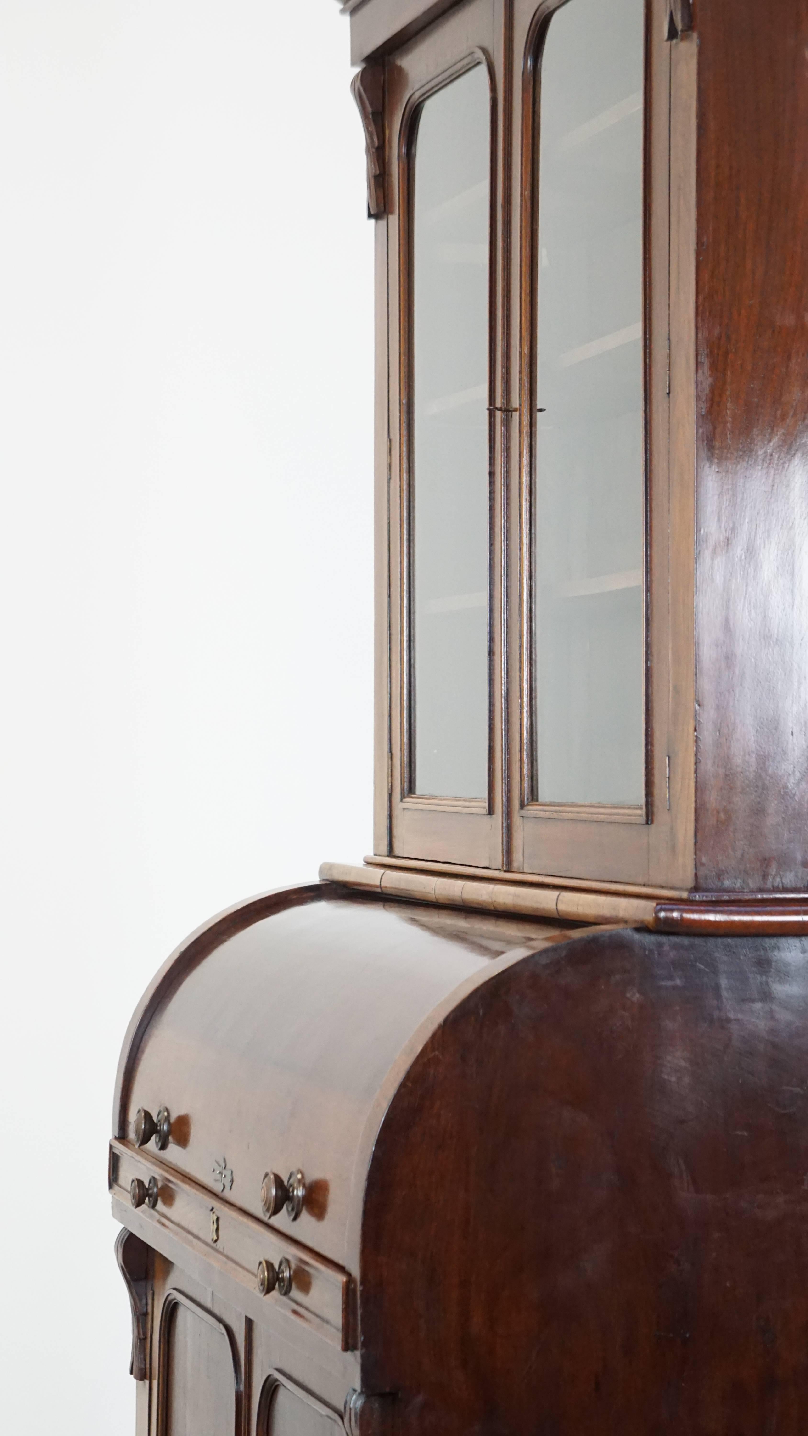 Large and practical antique 19th century English wooden bookcase/secretary For Sale 3