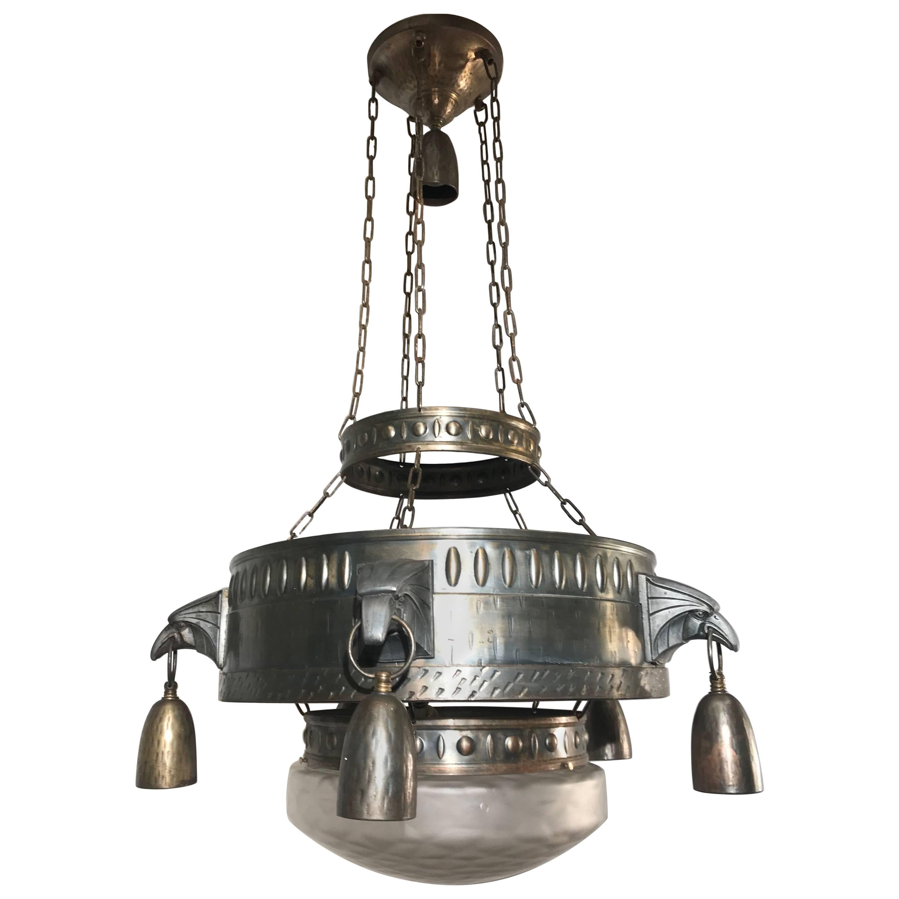 Grande e raro lampadario in ferro Arts & Crafts con sculture di aquile e paralume in vetro