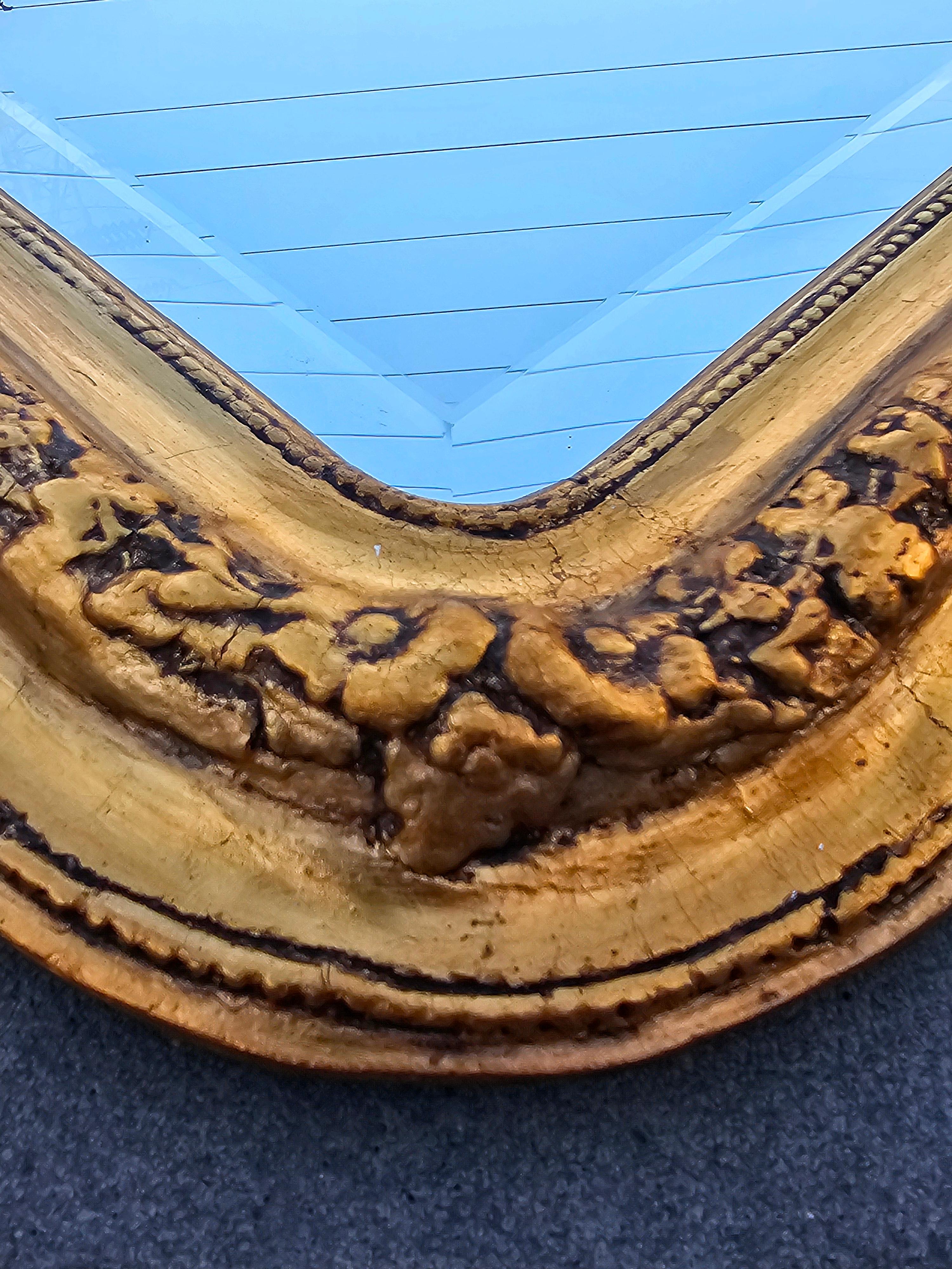 Bois Grand et rare miroir à facettes en bois doré Biedermeier, Autriche vers 1840 en vente