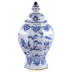 Grand et rare pot de temple couvert de faïence française recouvert de chinoiserie, Nevers, vers 1740