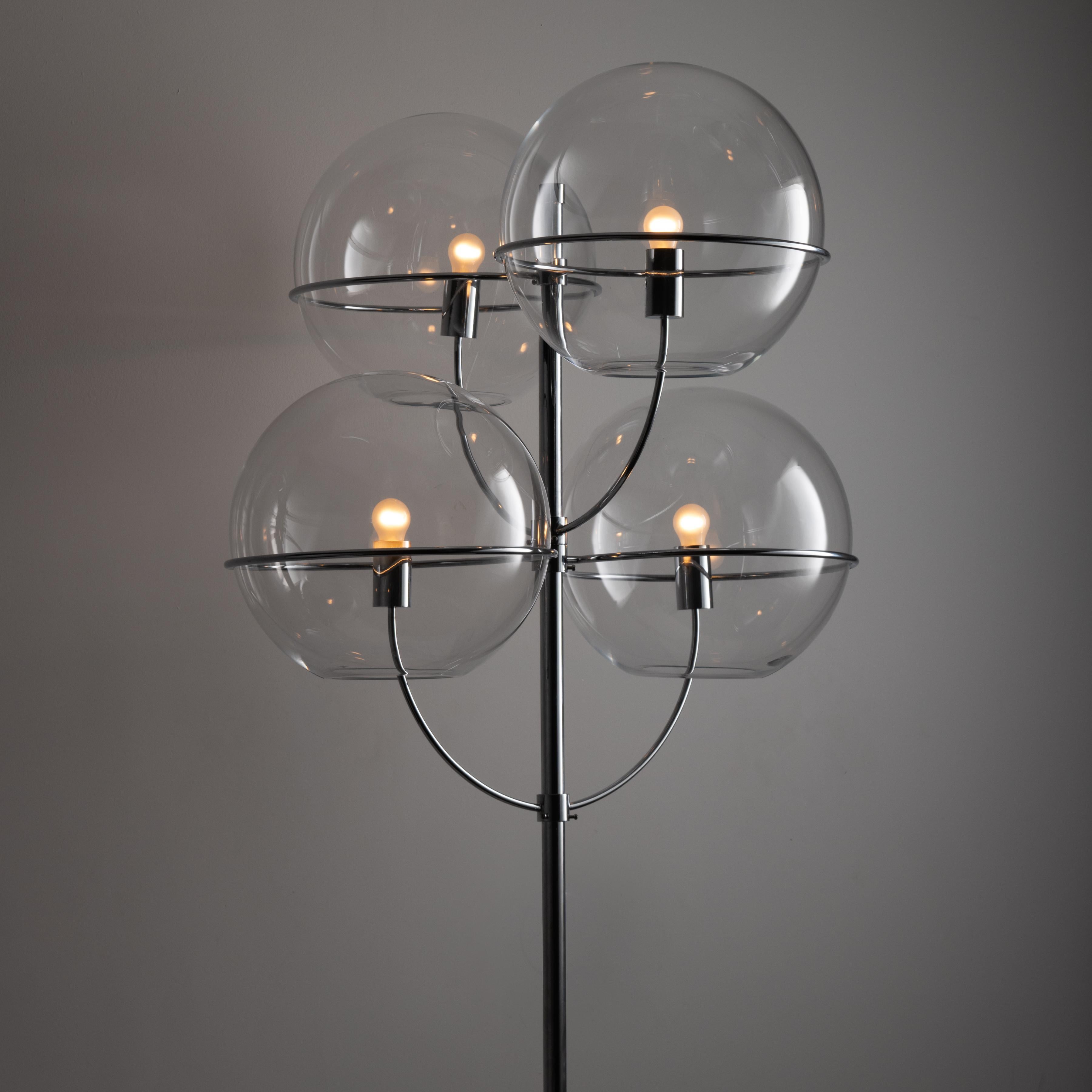 Grand et rare lampadaire 'Lyndon' de Vico Magistretti pour Knoll. Quatre globes en verre clair nichés sur des tiges de branches chromées dans ce lampadaire aux dimensions spectaculaires. La lampe est fixée et mise à la terre par un lourd morceau de