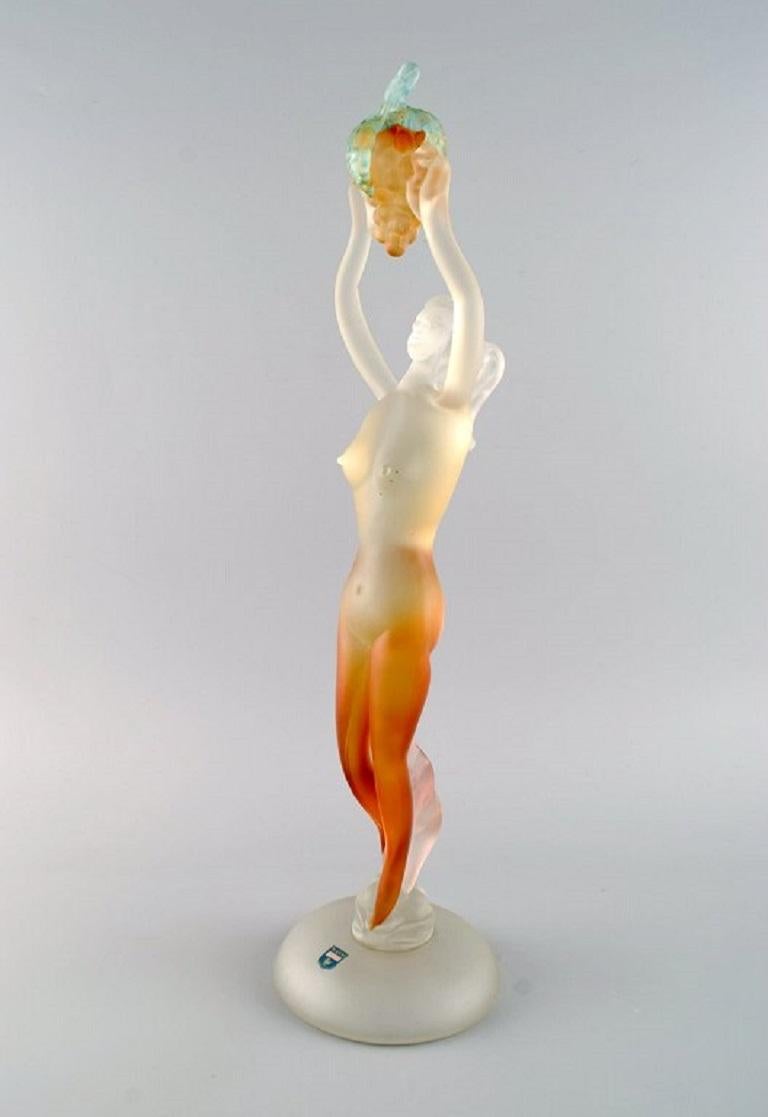 Large and rare Murano sculpture in mouth-blown art glass. 
Woman with grapes. 1960s.
Measures: 46 x 13 cm.
In excellent condition.
Sticker.